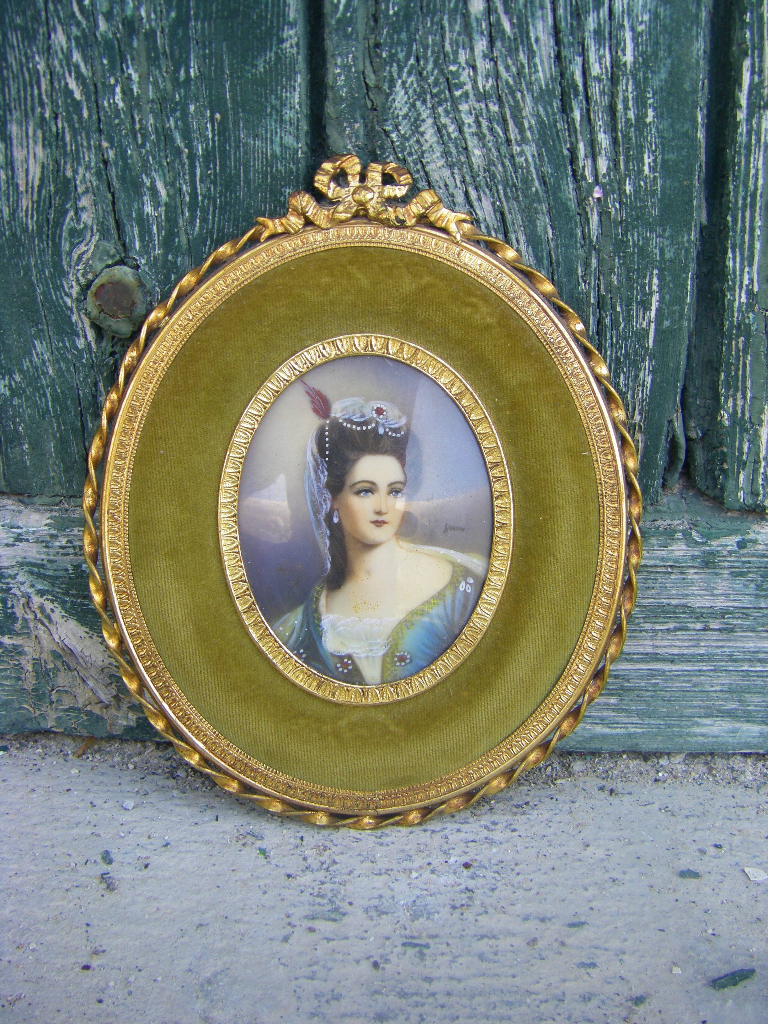 Portrait miniature medallion