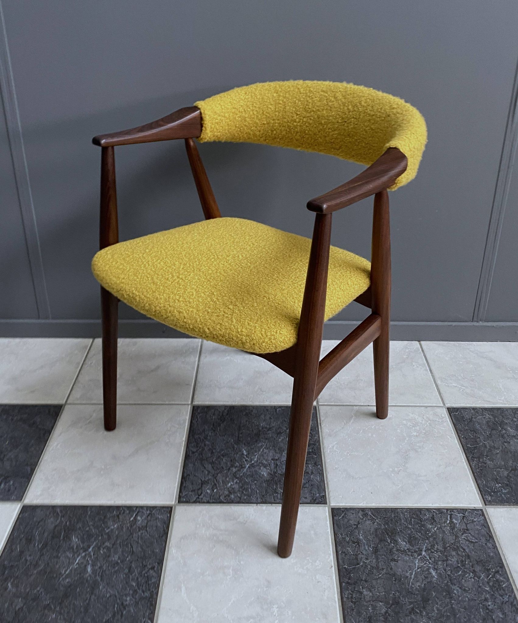 Chaise Thomas Harlev modèle 213 en Boucle jaune