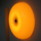 Grande applique murale italienne moderne du milieu du siècle en plexiglas et laiton