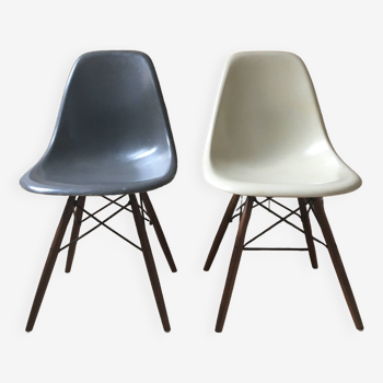 Lot de deux chaises Eames DSW - édition Herman Miller - en fibre de verre