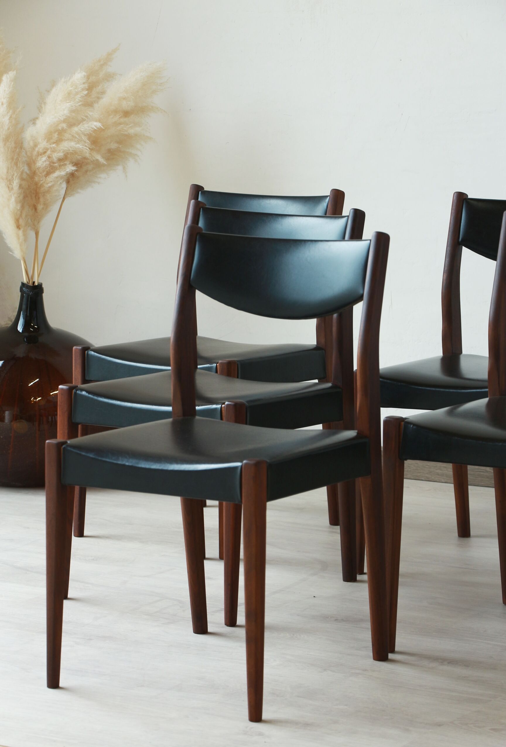 Series of 6 chairs in skai and teak