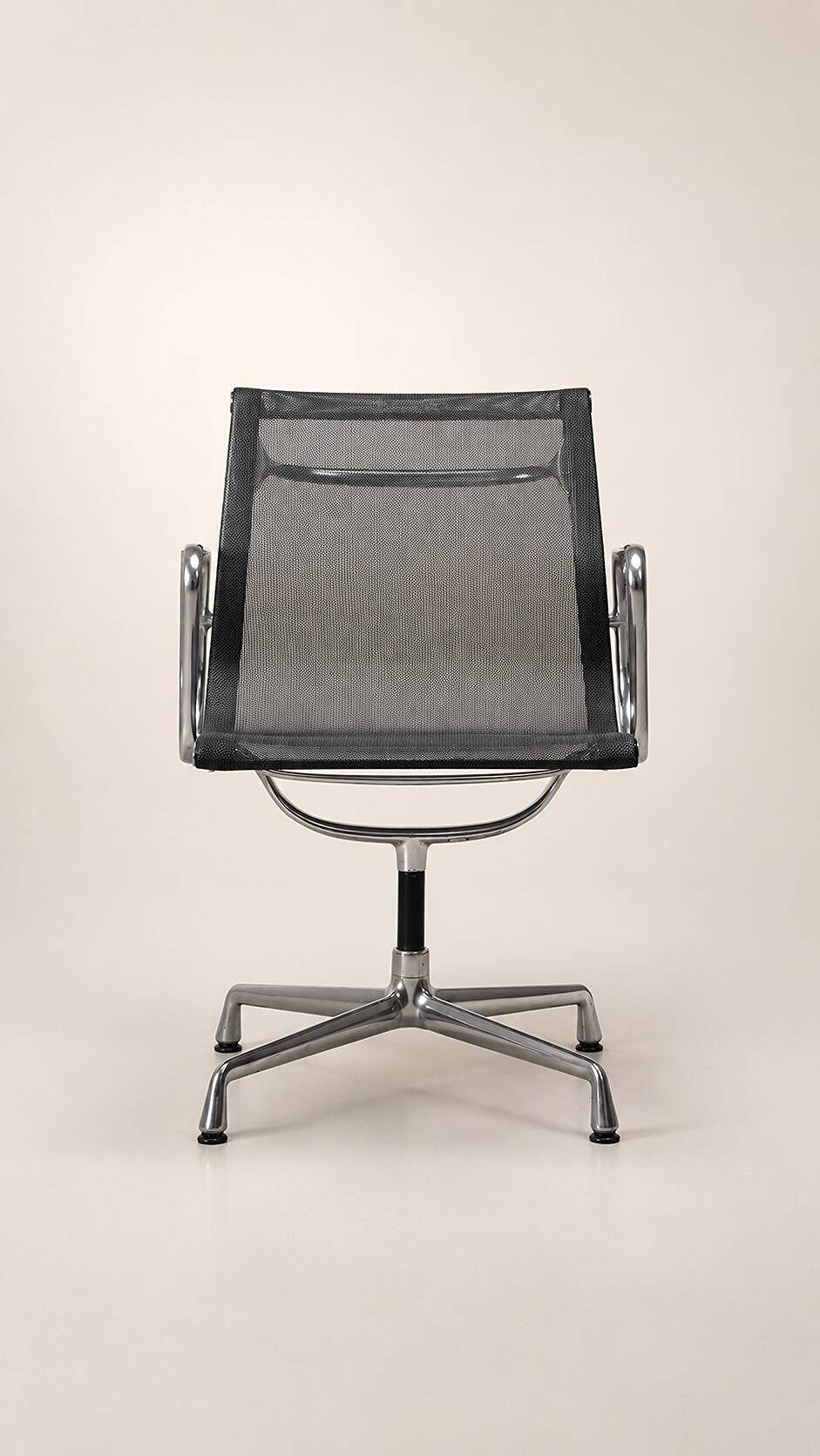 2 chaises de bureau Vitra Charles & Ray Eames EA 103 Aluminium