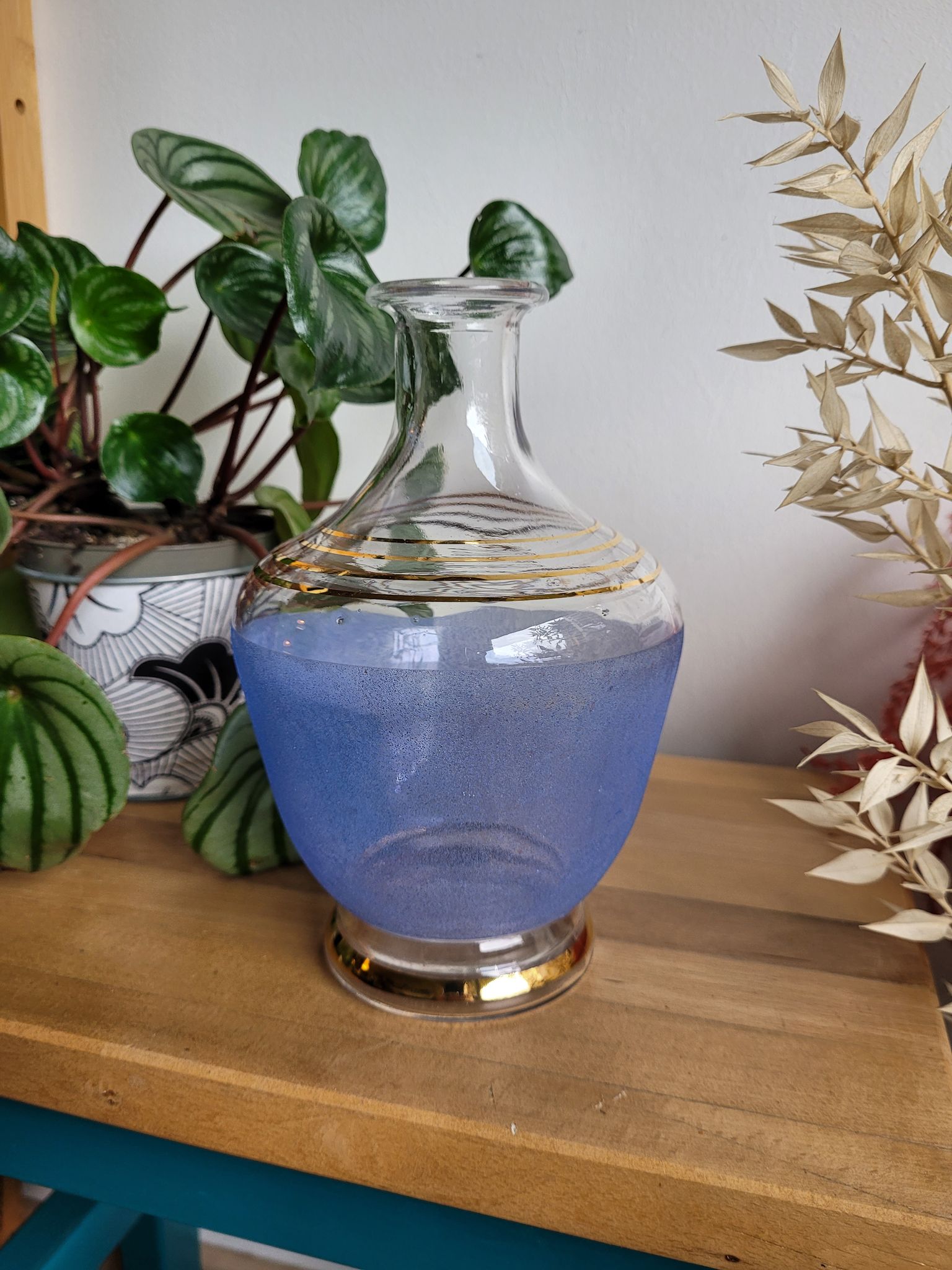 Carafe en verre granité bleu et liserés dorés