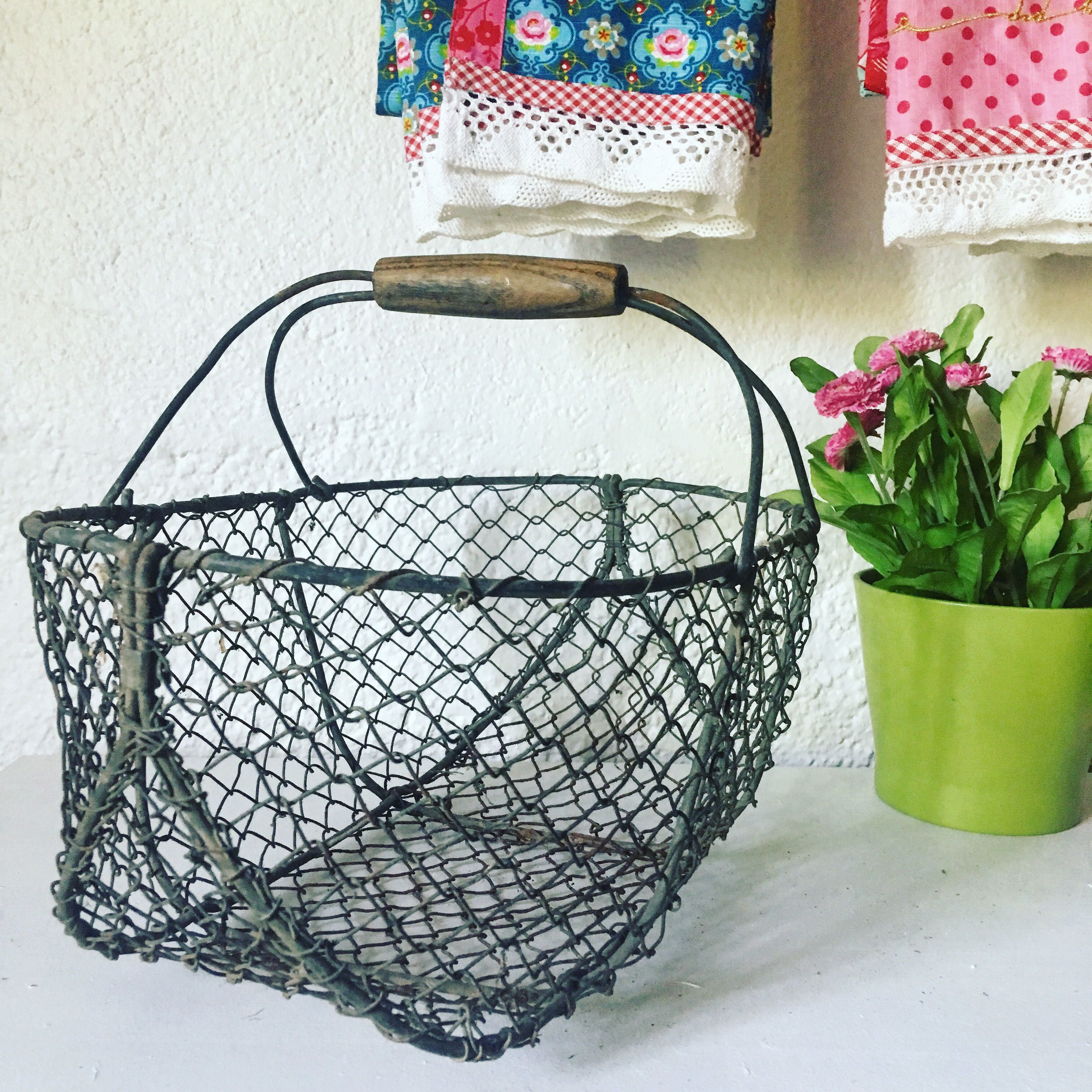 Apple basket made of wire