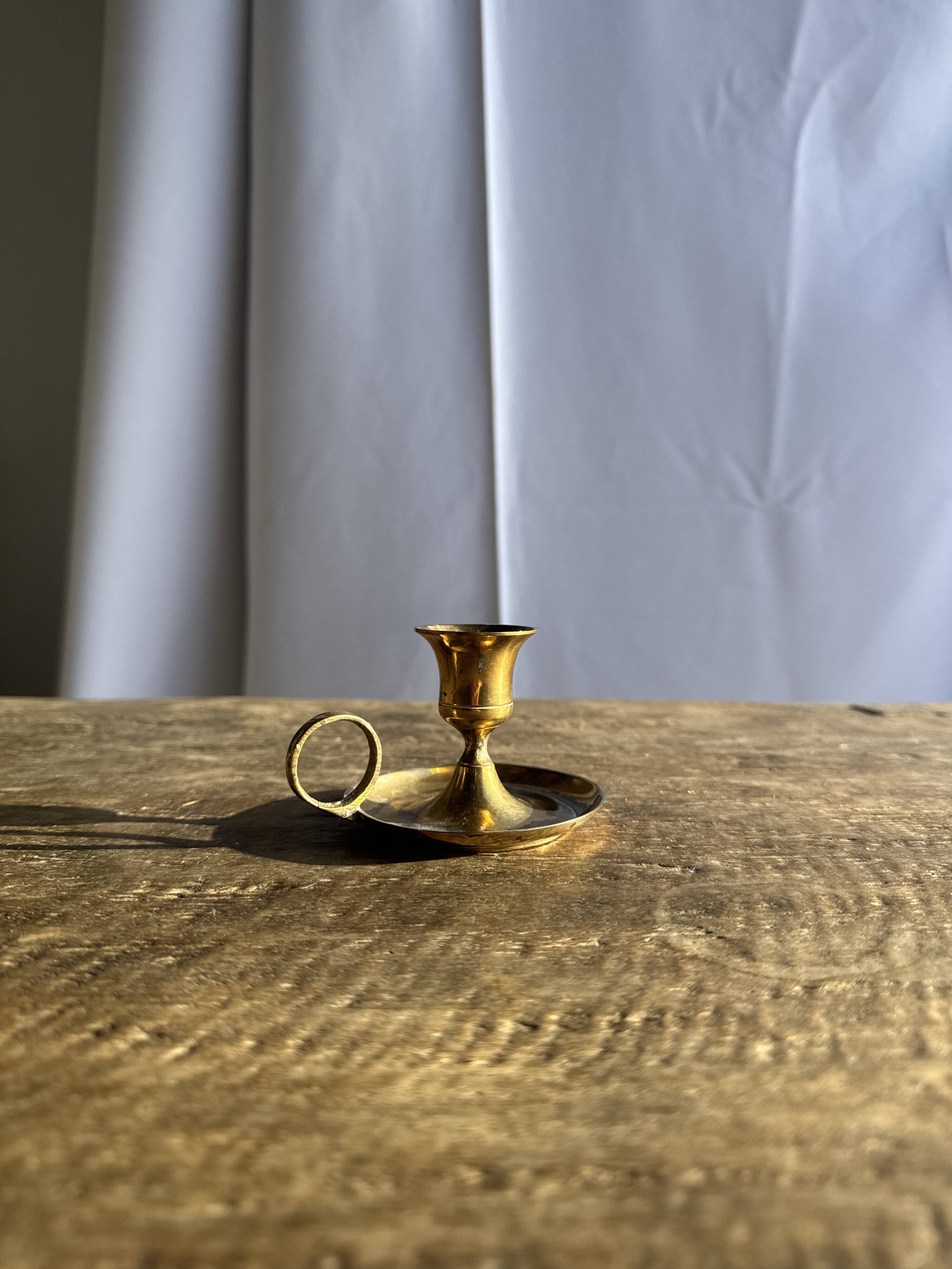 Small golden hand candlestick with a round loop handle D8 H6.5