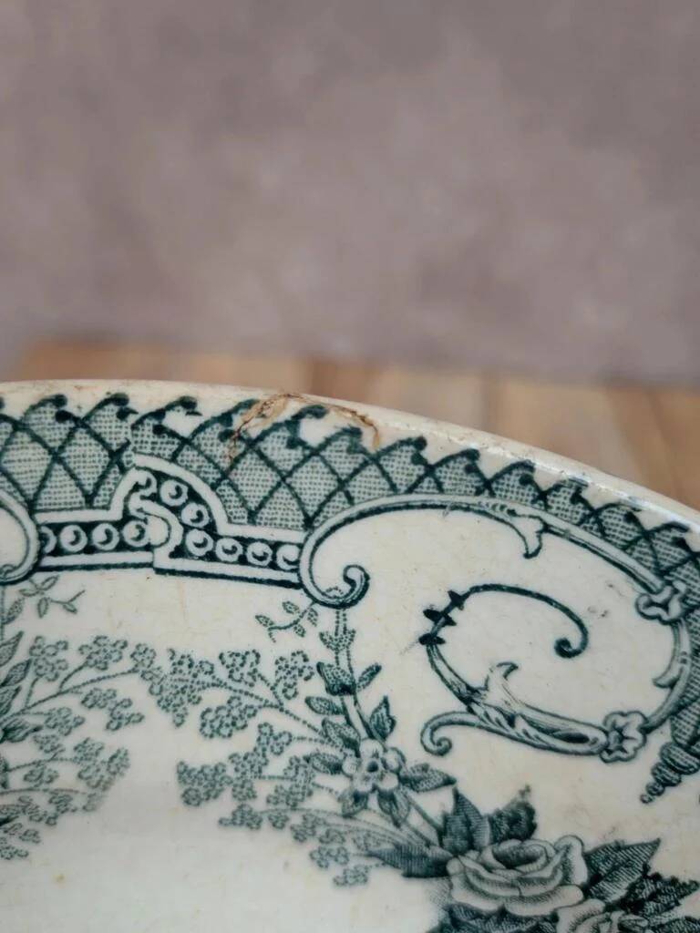 Set of 3 antique flat plates made of ironstone from the Debray Establishments, Clichy service.