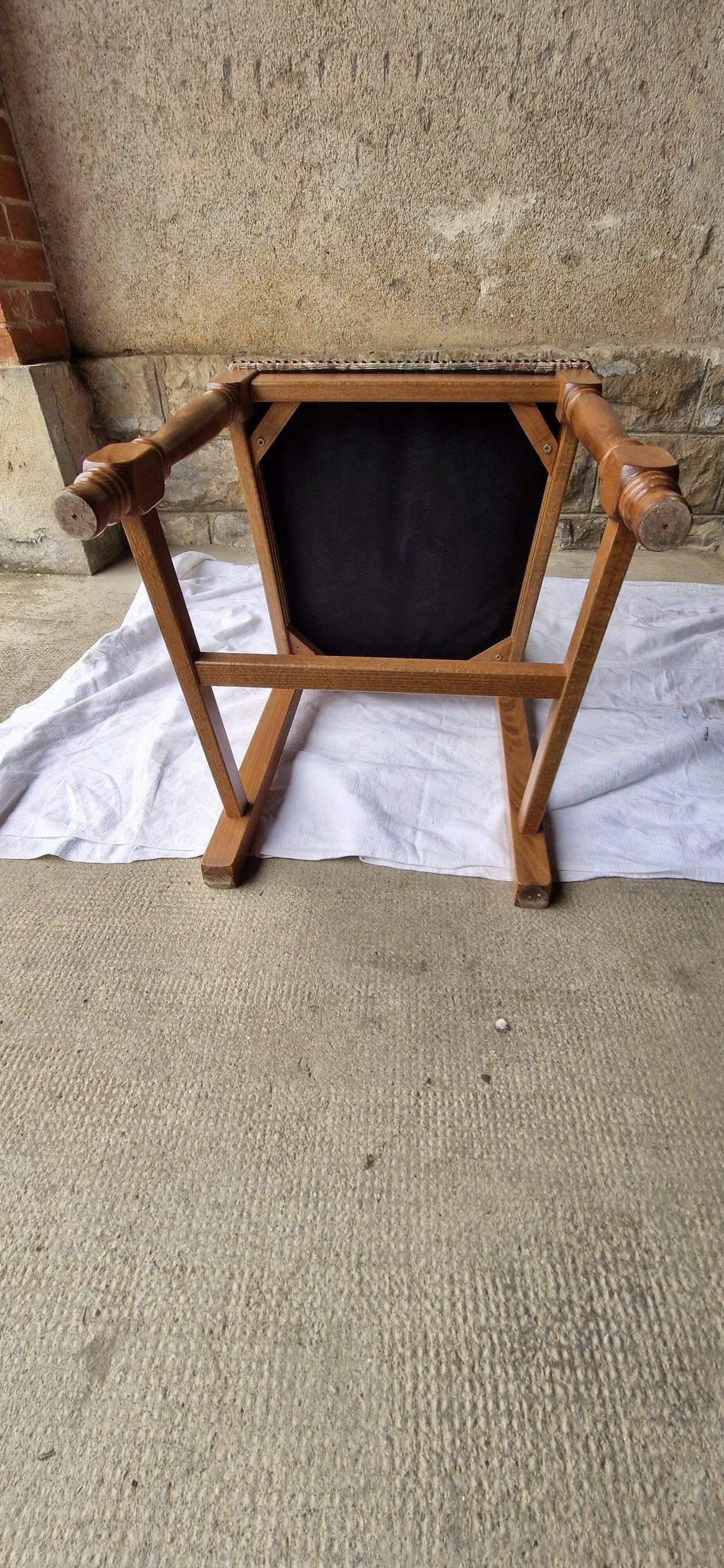 6 chaises de style en chêne massif et tissus