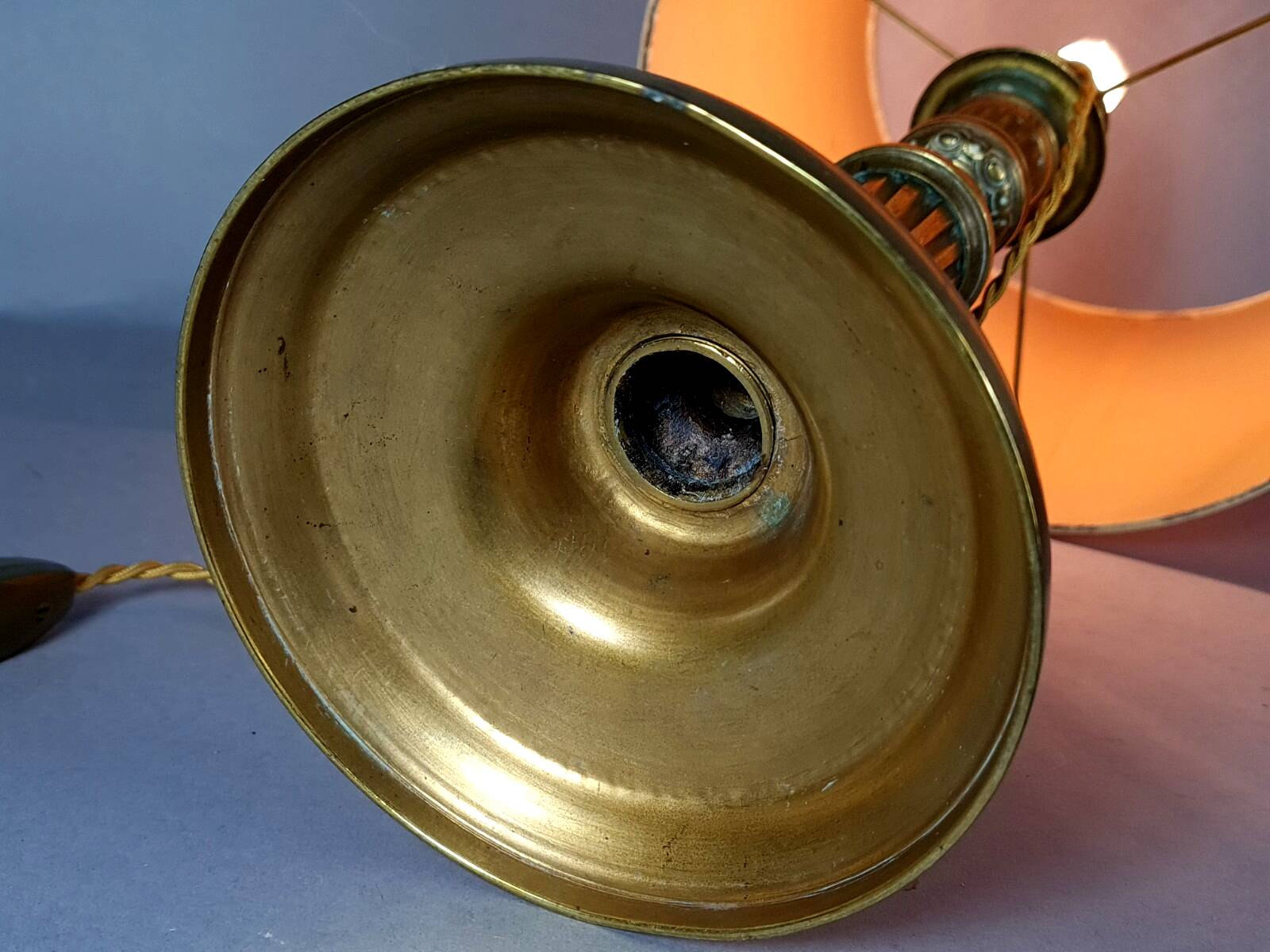 Lampe à poser avec abat-jour, ancien flambeau en bronze style Louis XVI 50 cm C757