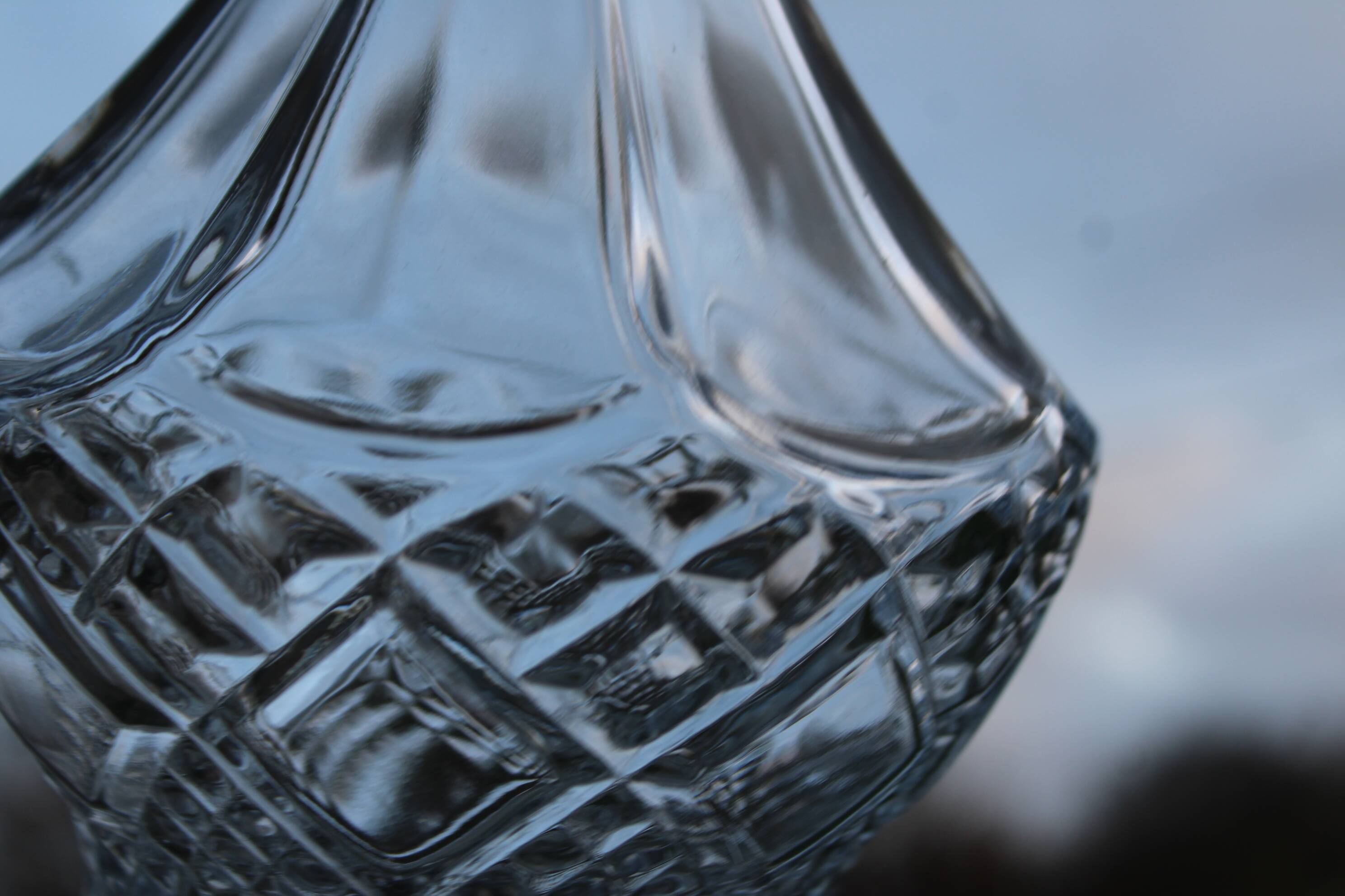 Elegant cut-glass carafe – classic and refined style