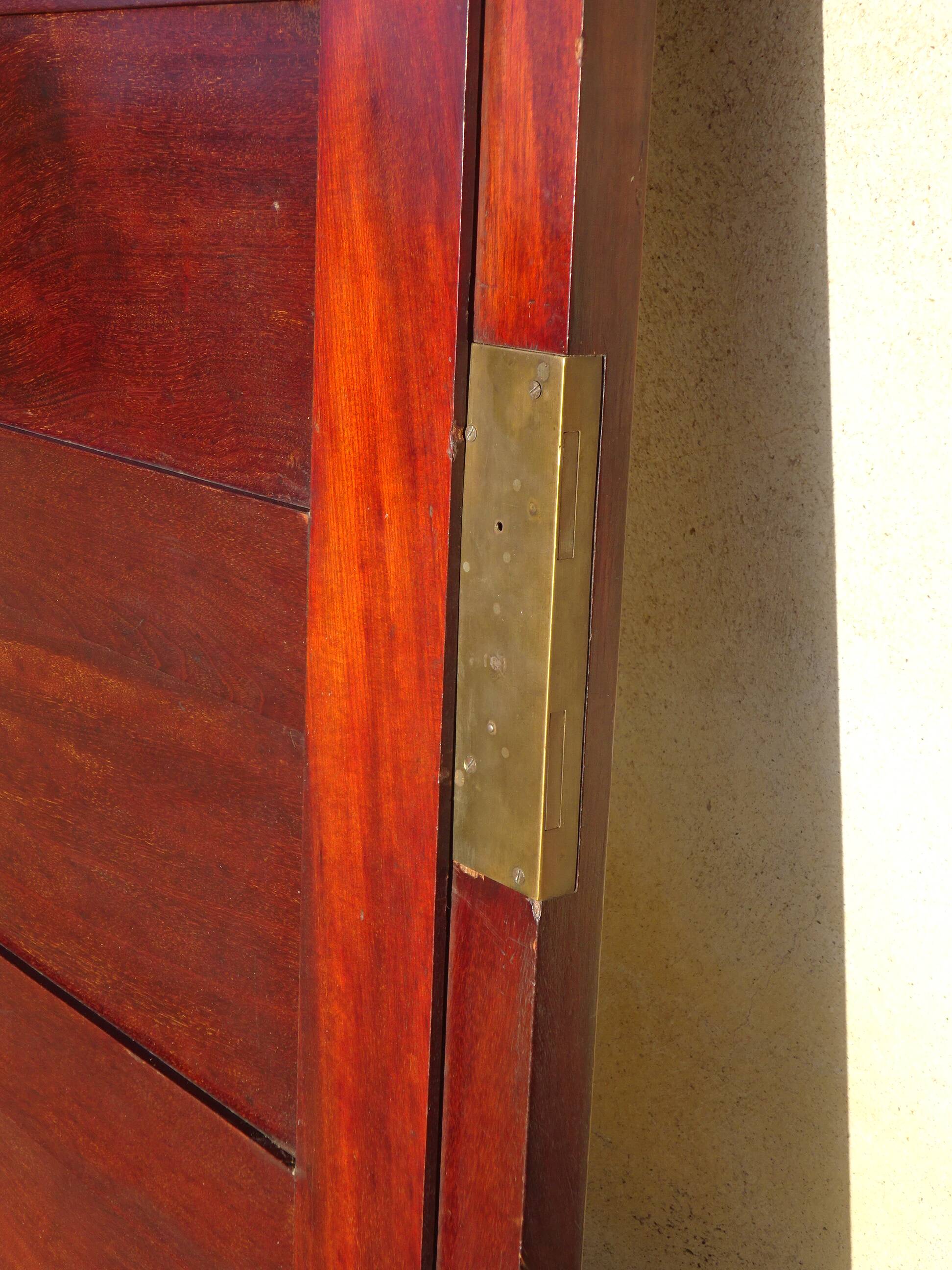 Large antique mirror in a flame mahogany frame; 132x82 cm