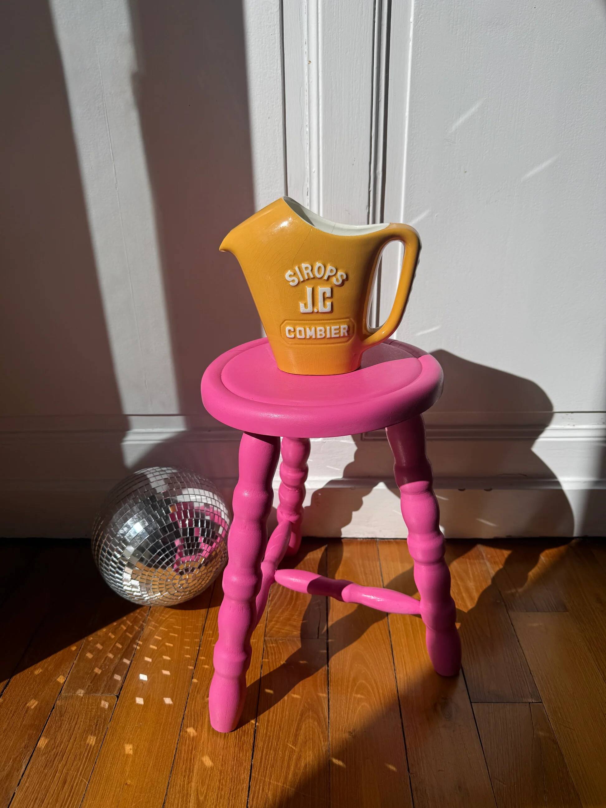 Wooden tripod stool - candy pink