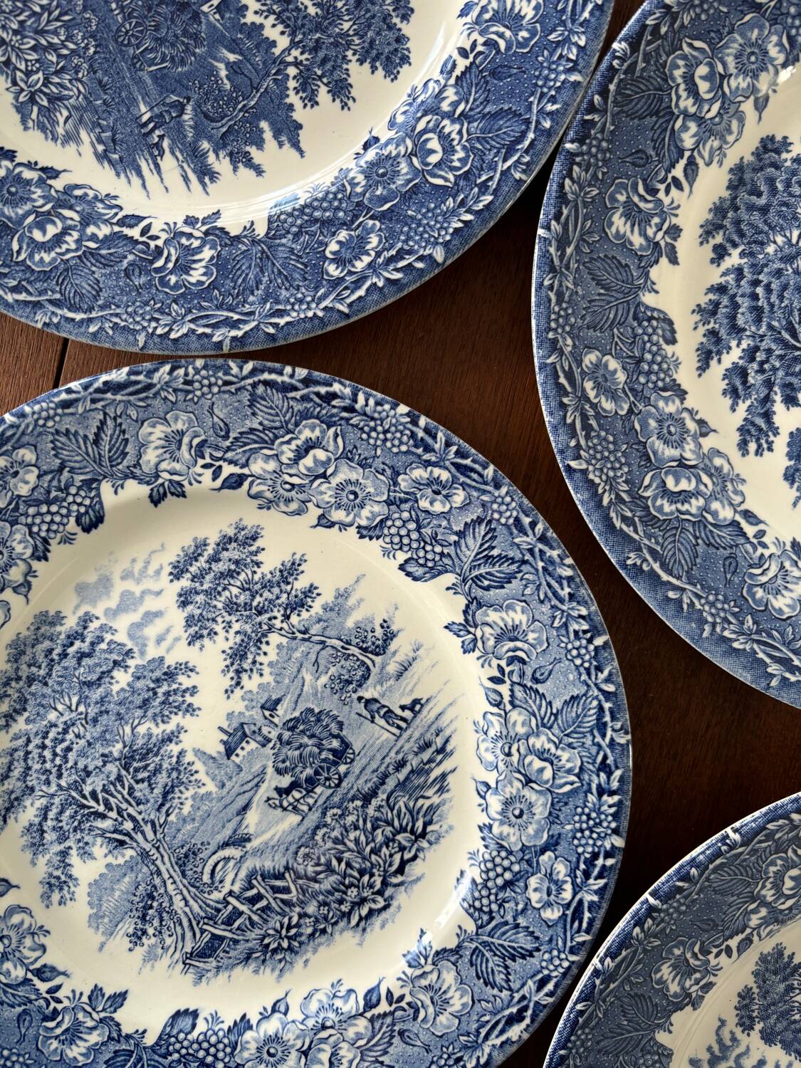 9-piece service of English plates with blue and white country decor