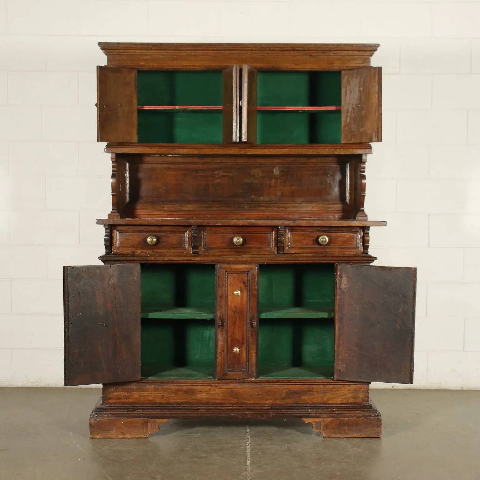 Baroque buffet in walnut and poplar, Italy, 18th century.