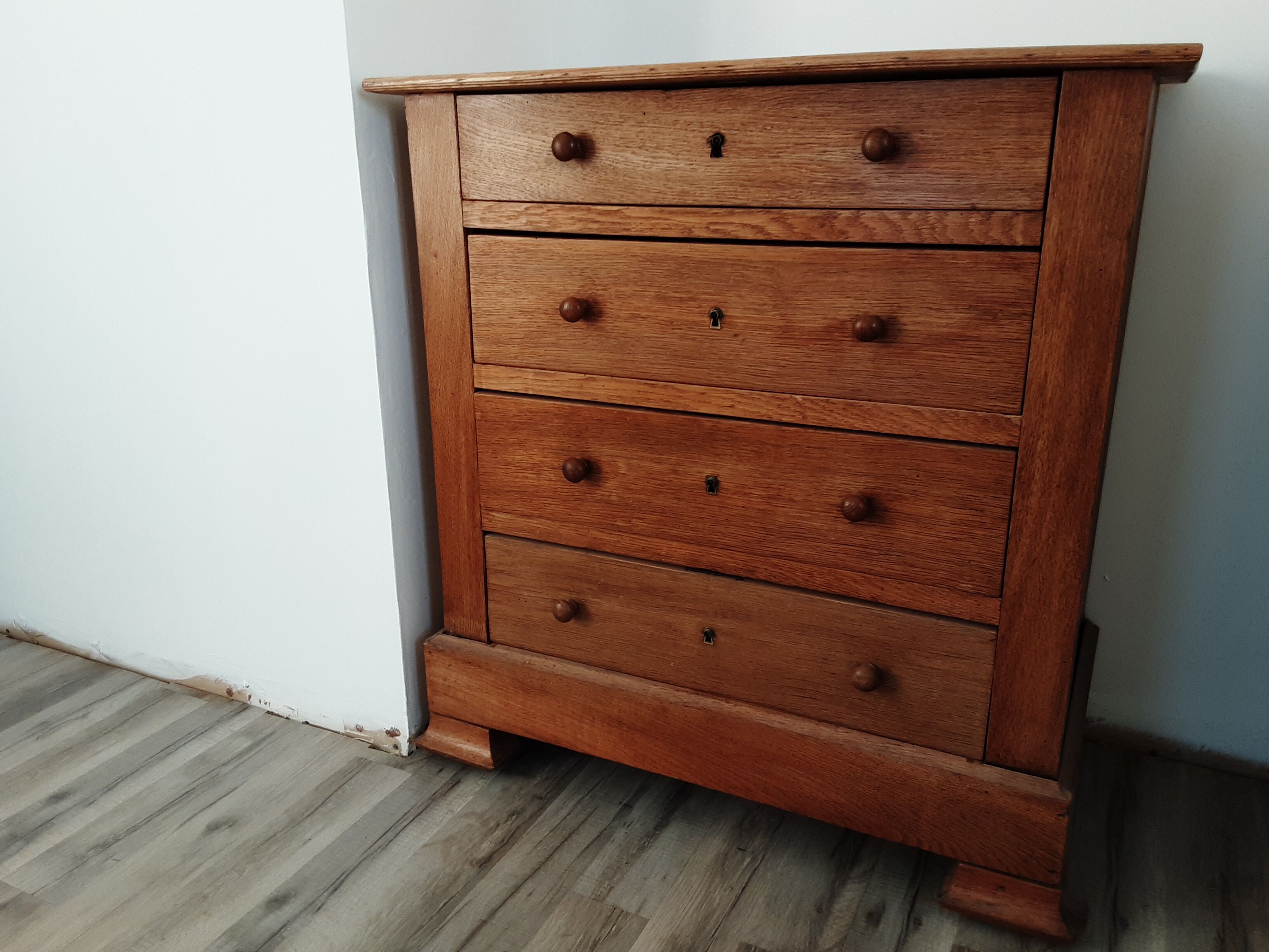 Oak chest of drawers