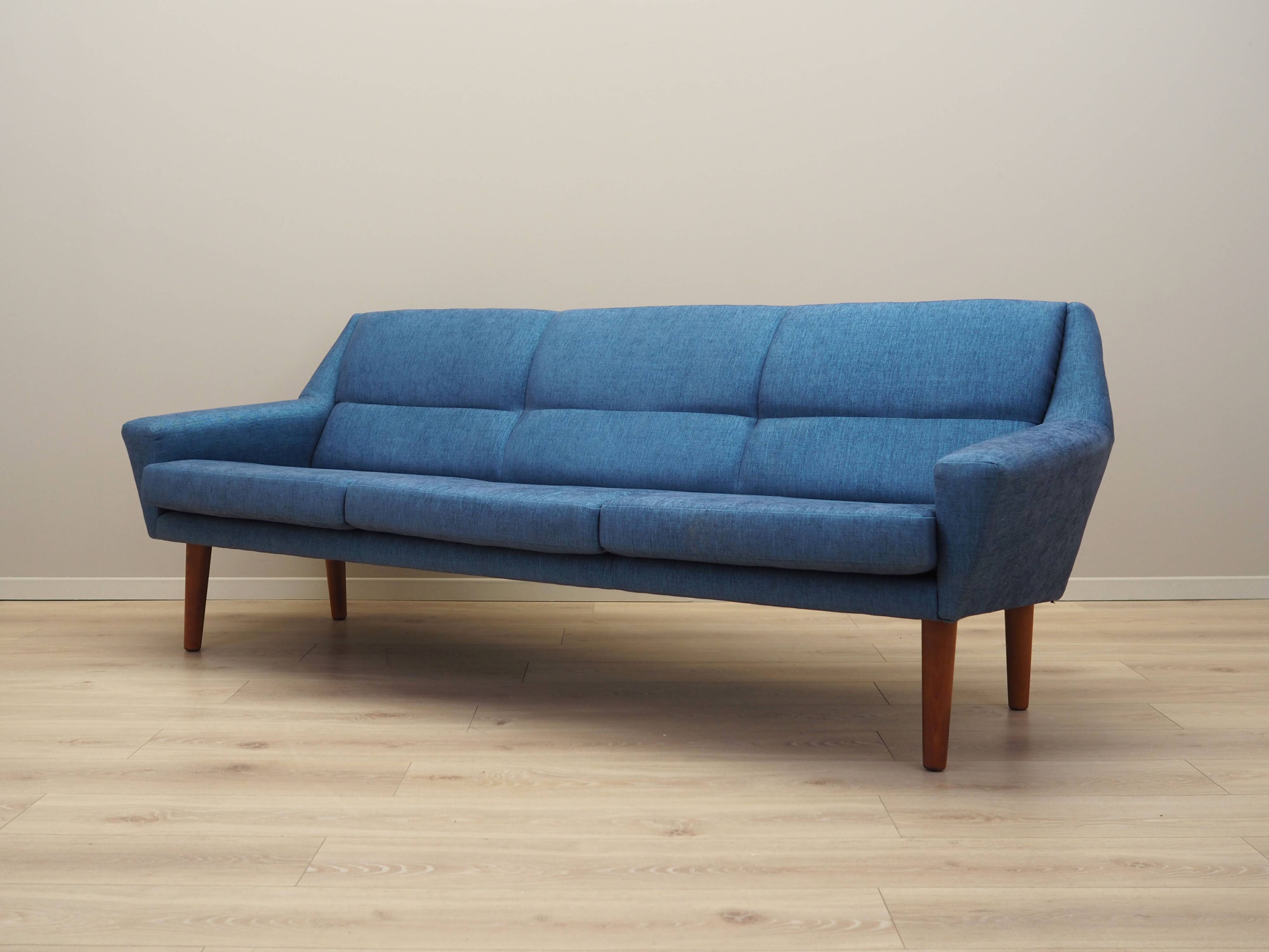 Canapé bleu, design danois, années 1990, production : Danemark