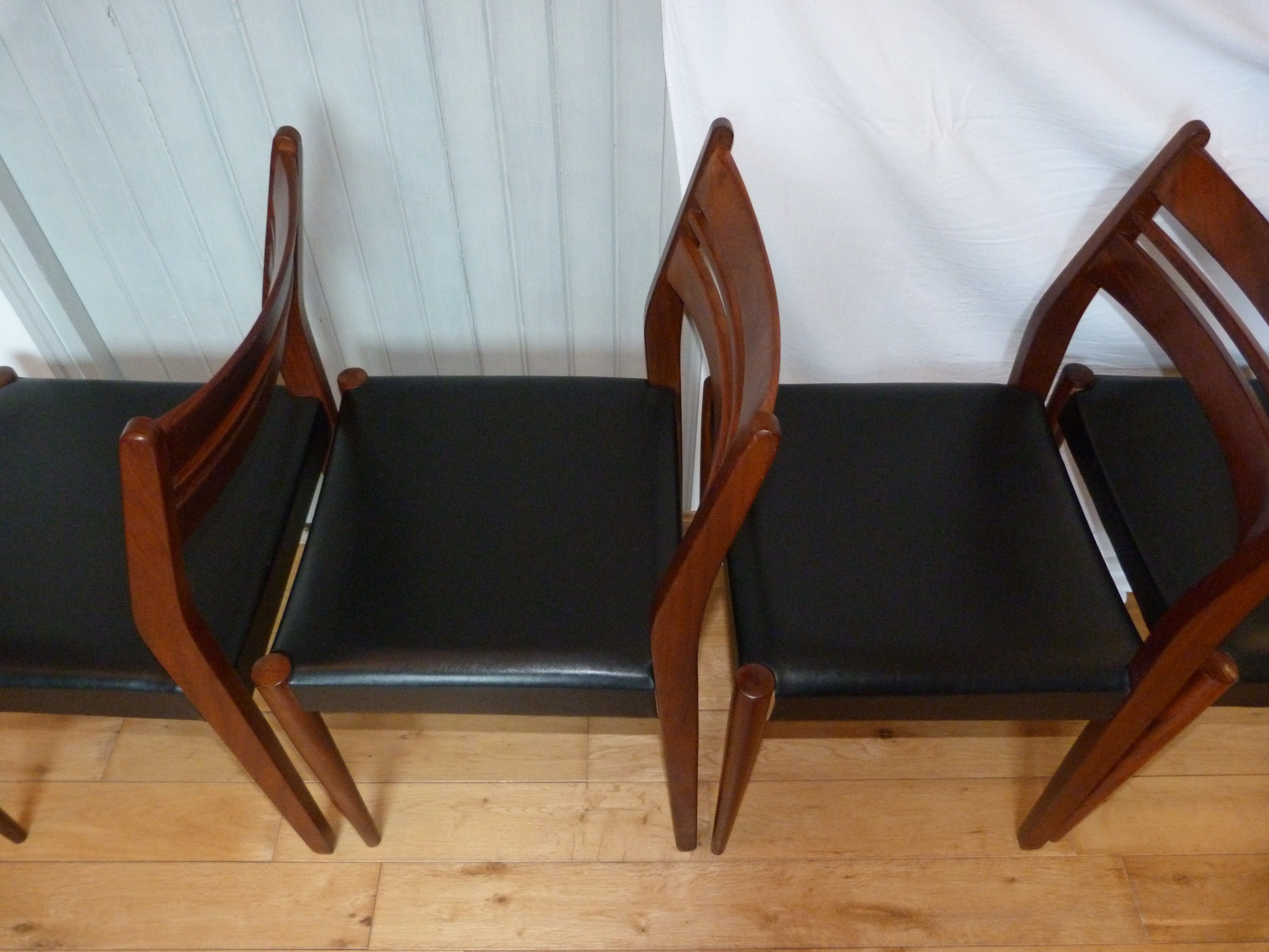 Suite of 4 Italian chairs