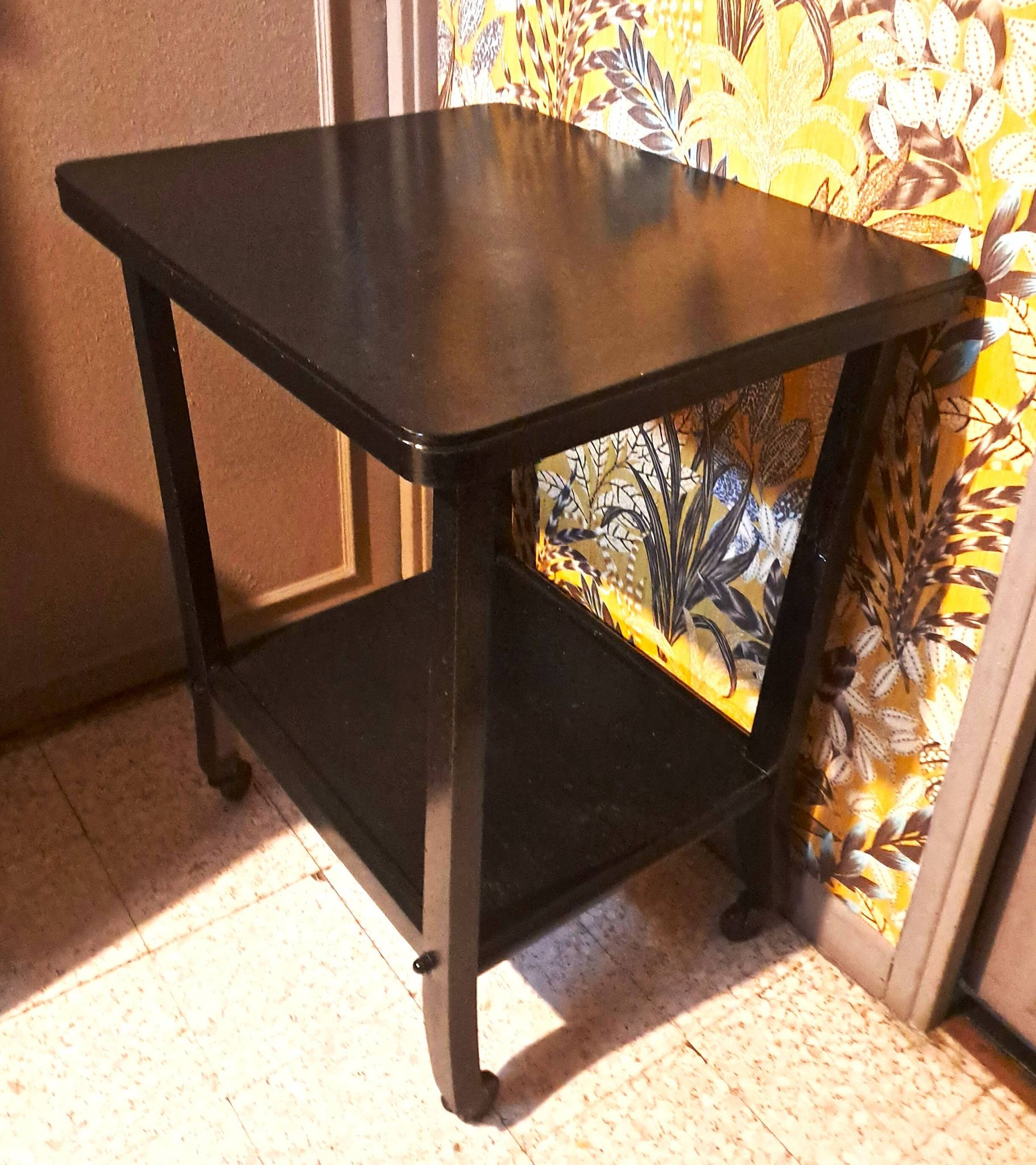 Table d'appoint, style Art Déco Console à roulettes bois noir vernissé 1940