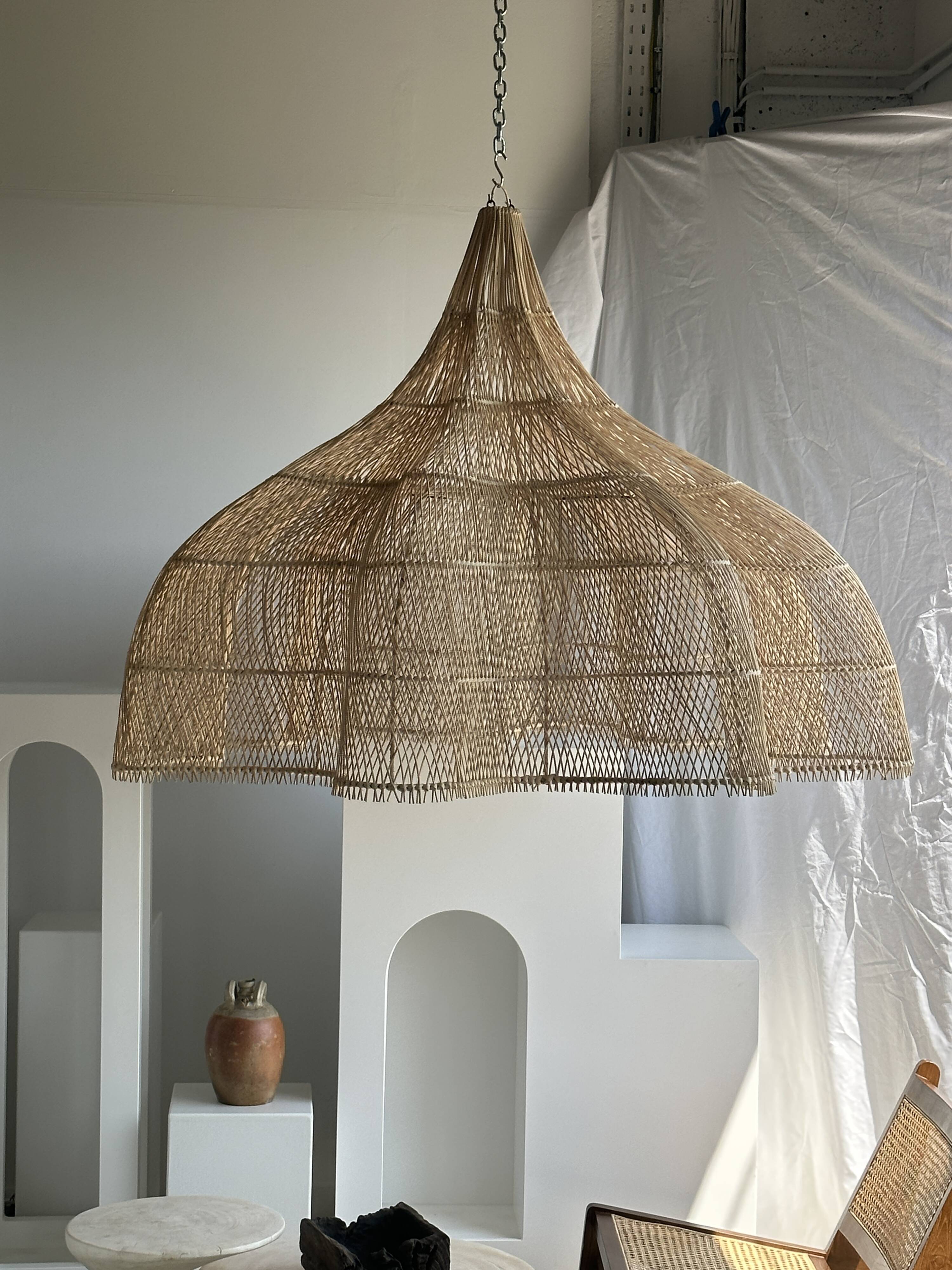 Immense rattan suspension in the shape of a flower, tulip, corolla H1m D1m50
