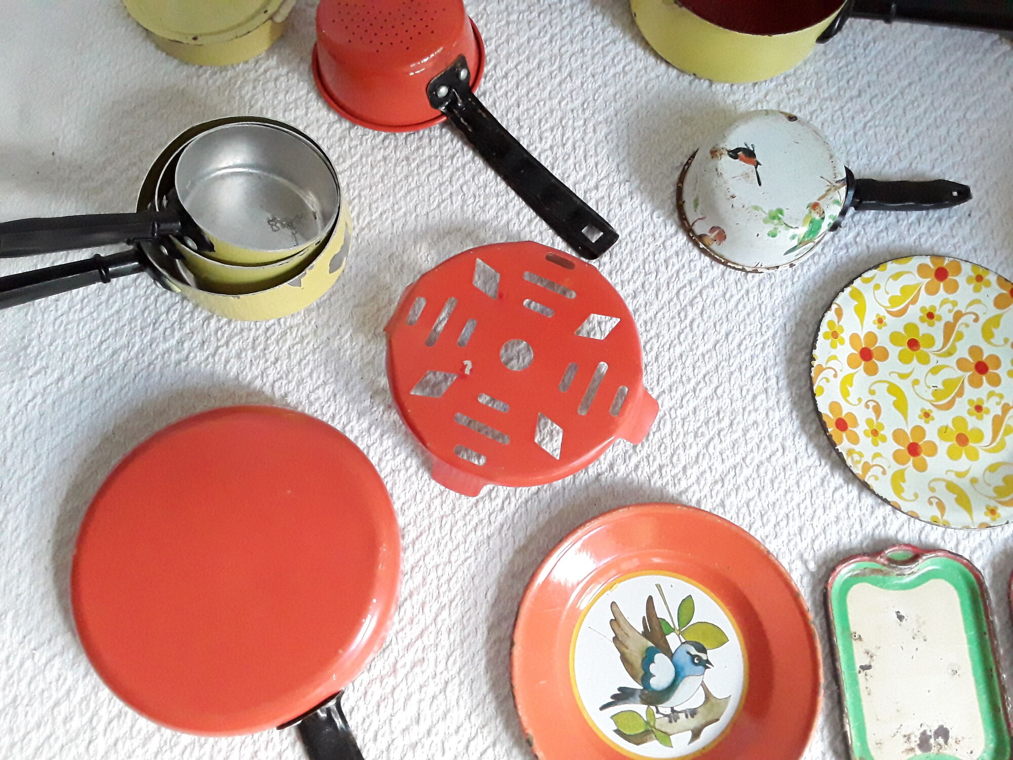 Vintage dinette in enamelled sheet metal of 27 pieces