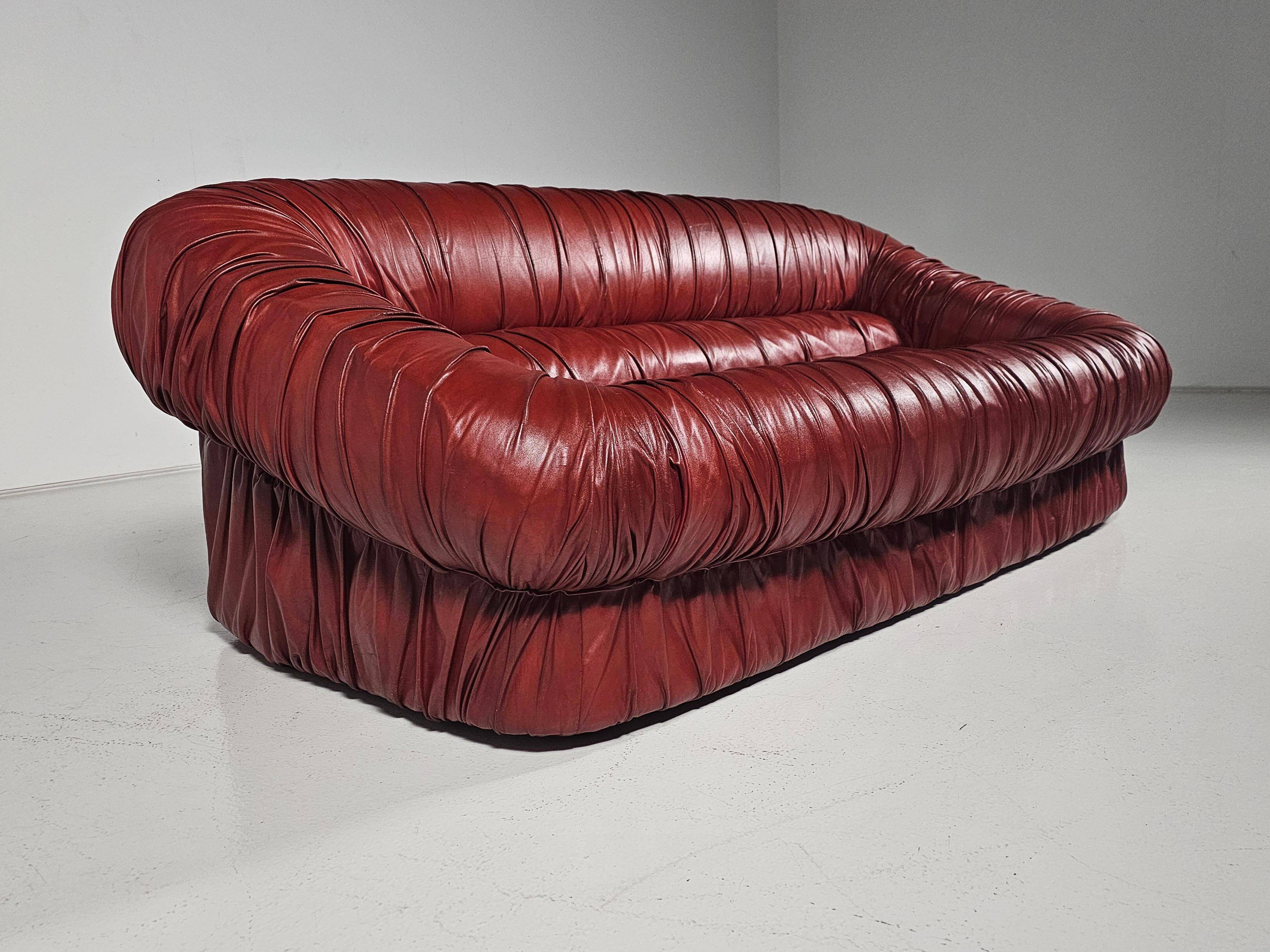 "Bordeaux 'Piumino' canapé by De Pas, D'Urbino and Lomazzi for Dall'Oca, 1970"