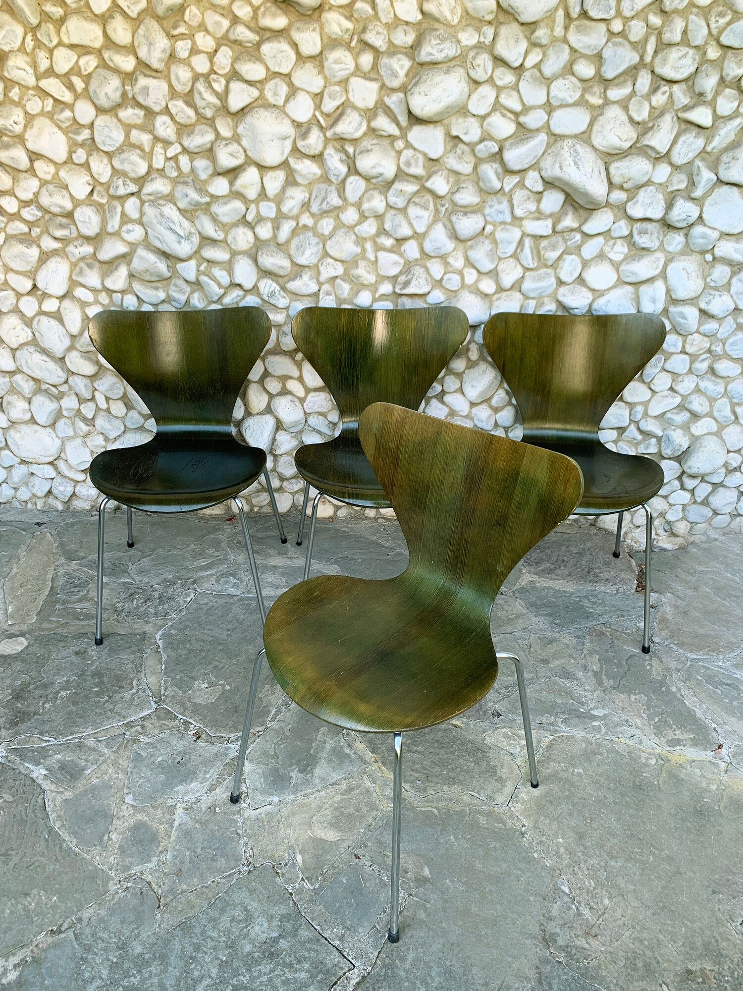 Suite of 4 chairs 3107 olive color, series 7 Arne Jacobsen for Fritz Hansen 1978