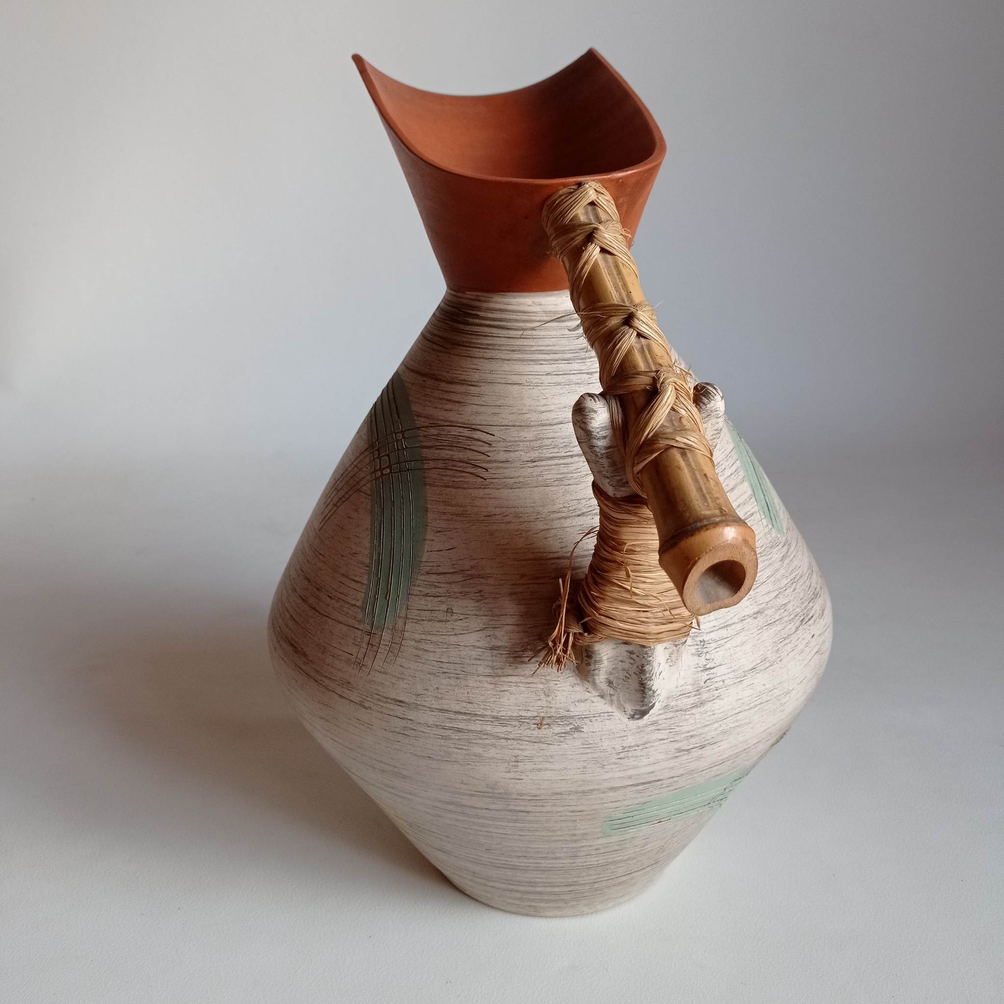 Carafe d’eau faite à la main des années 50