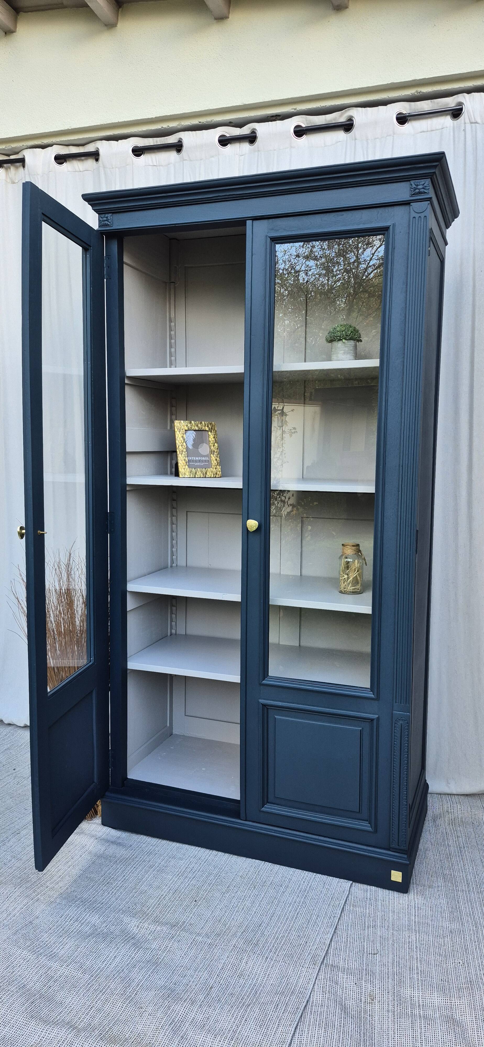 Glass-fronted dresser