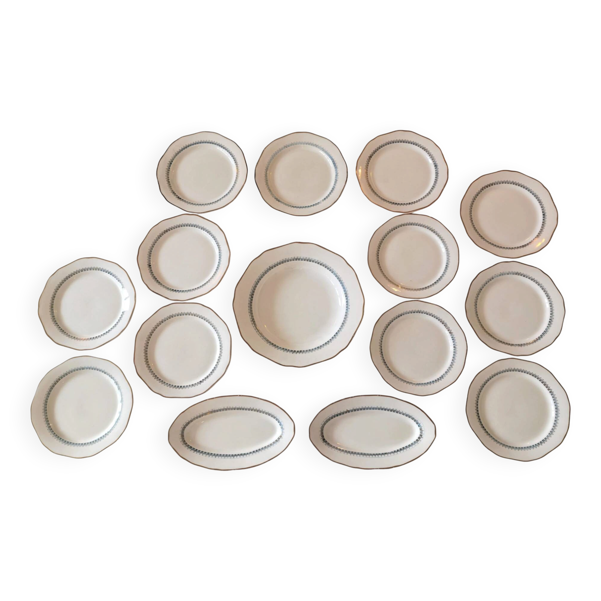 Service of 13 pieces in Longwy faience. Auteuil model, 10 plates, 1,