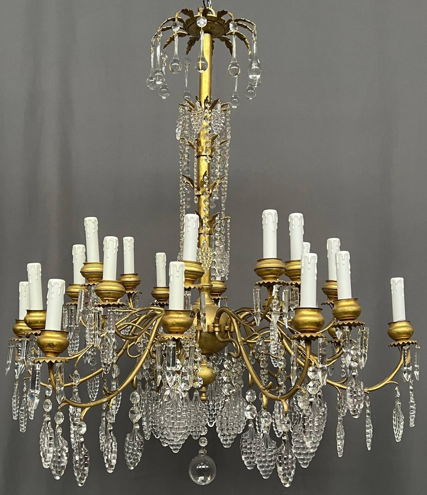 Antique chandelier with 24 light points. Bronze, solid crystal.