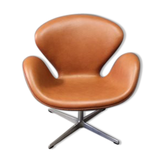 Fauteuil Swan en cuir classique cognac dessiné par Arne Jacobsen