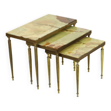 Ensemble de 3 tables gigognes en marbre onyx avec cadre en cuivre des années 1950, France.