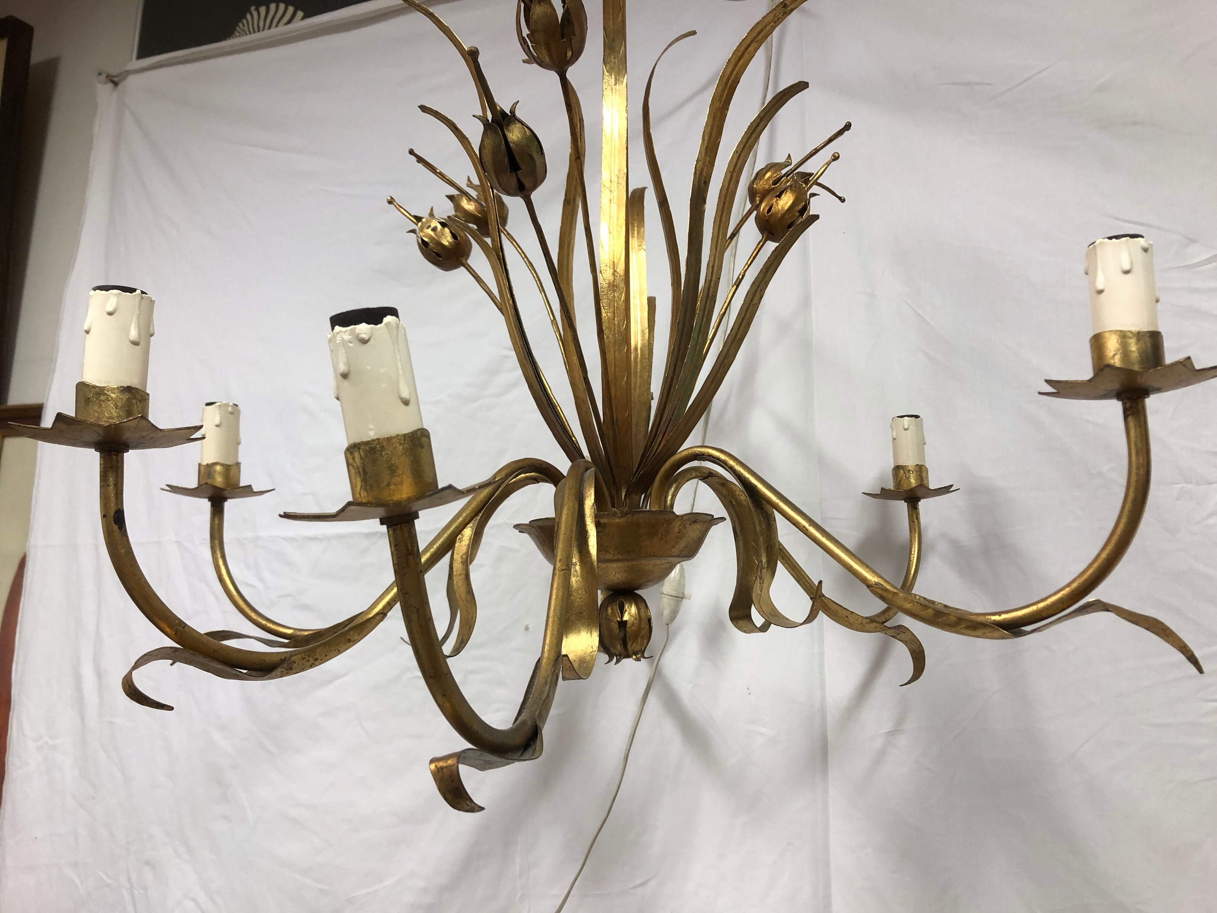 Golden chandelier of the 70s joncs decorations