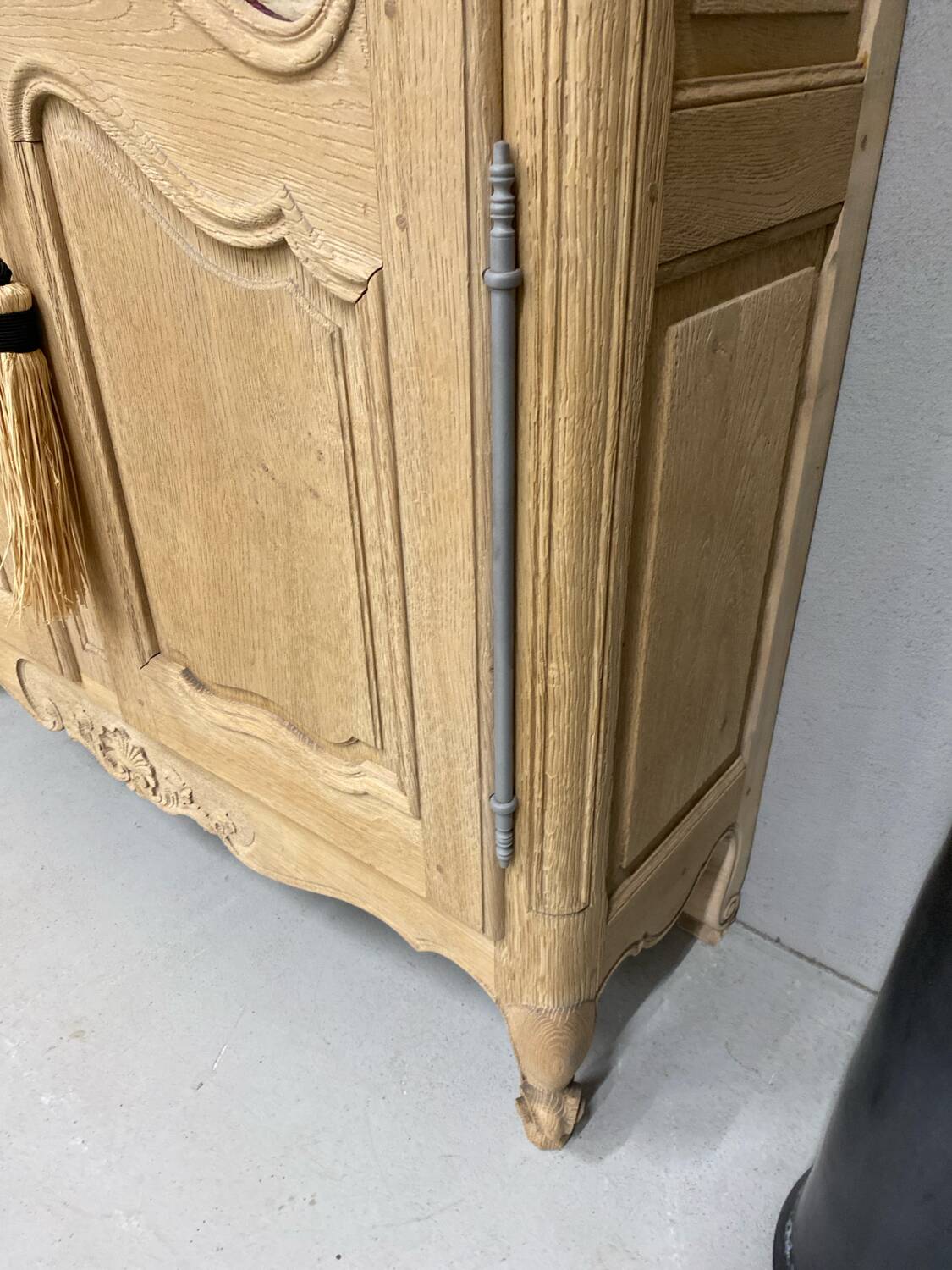 Louis XV bookcase in raw wood