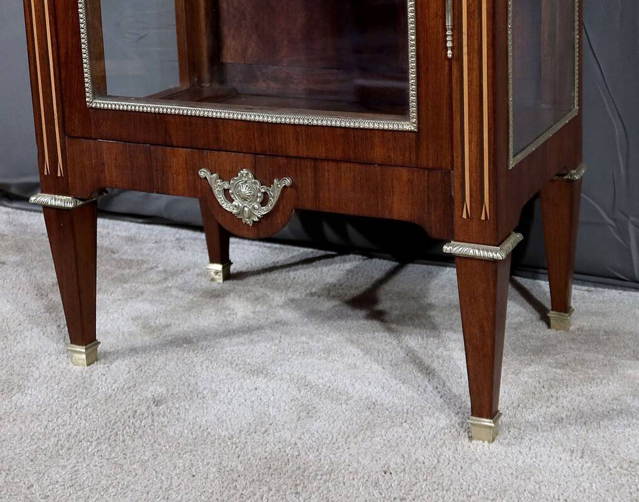 Small Showcase in Marquetry on all sides, Louis XVI style – 1920