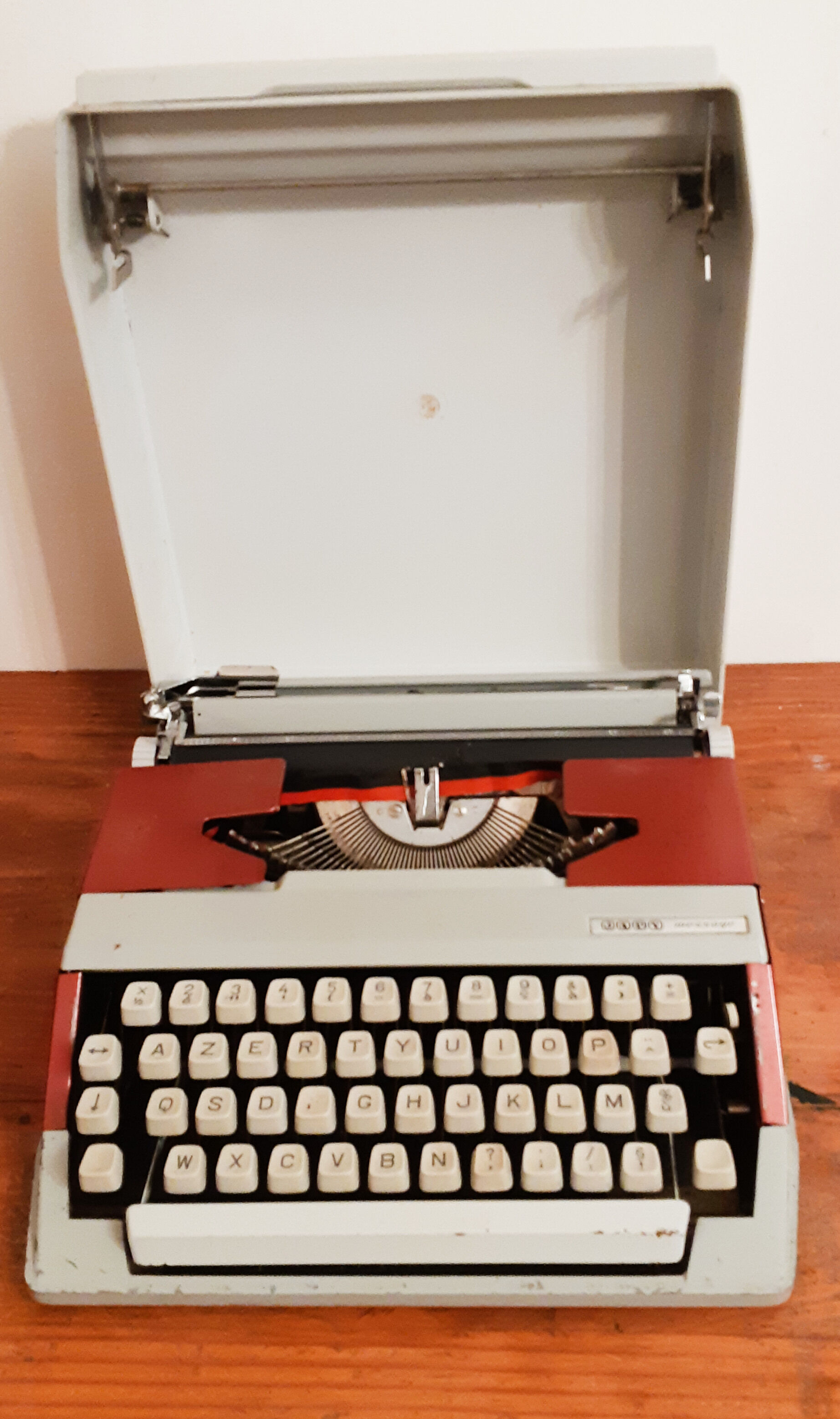 Functional portable typewriter japy message