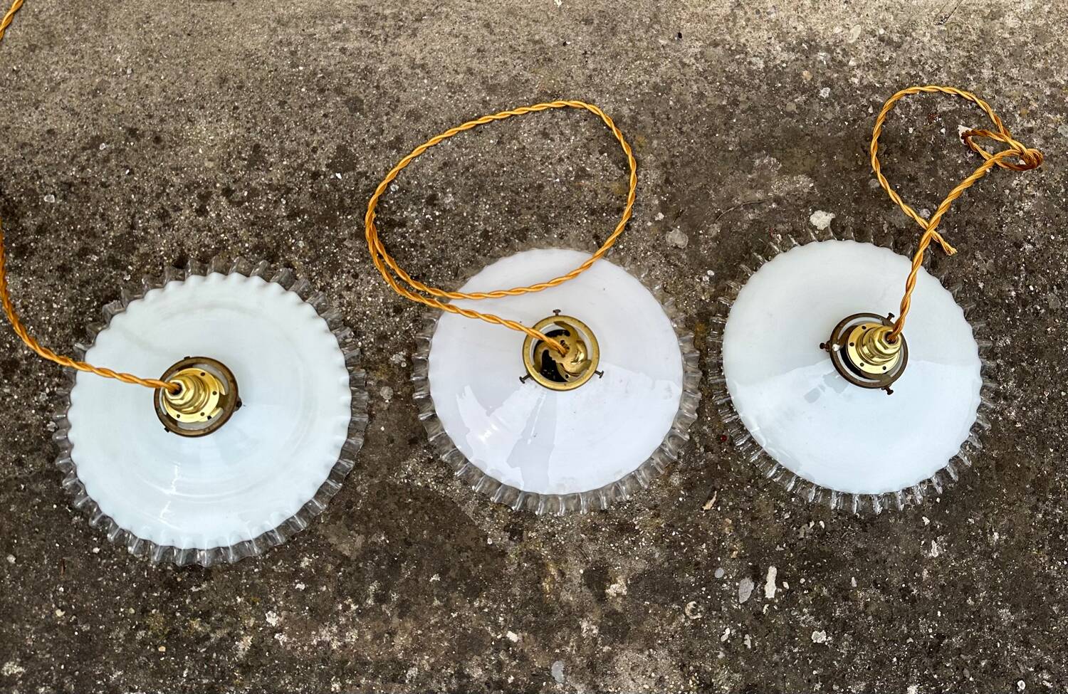 Trio suspension vintage abat jour opaline ondulée fils dorés lumière ancienne