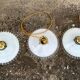 Trio suspension vintage abat jour opaline ondulée fils dorés lumière ancienne