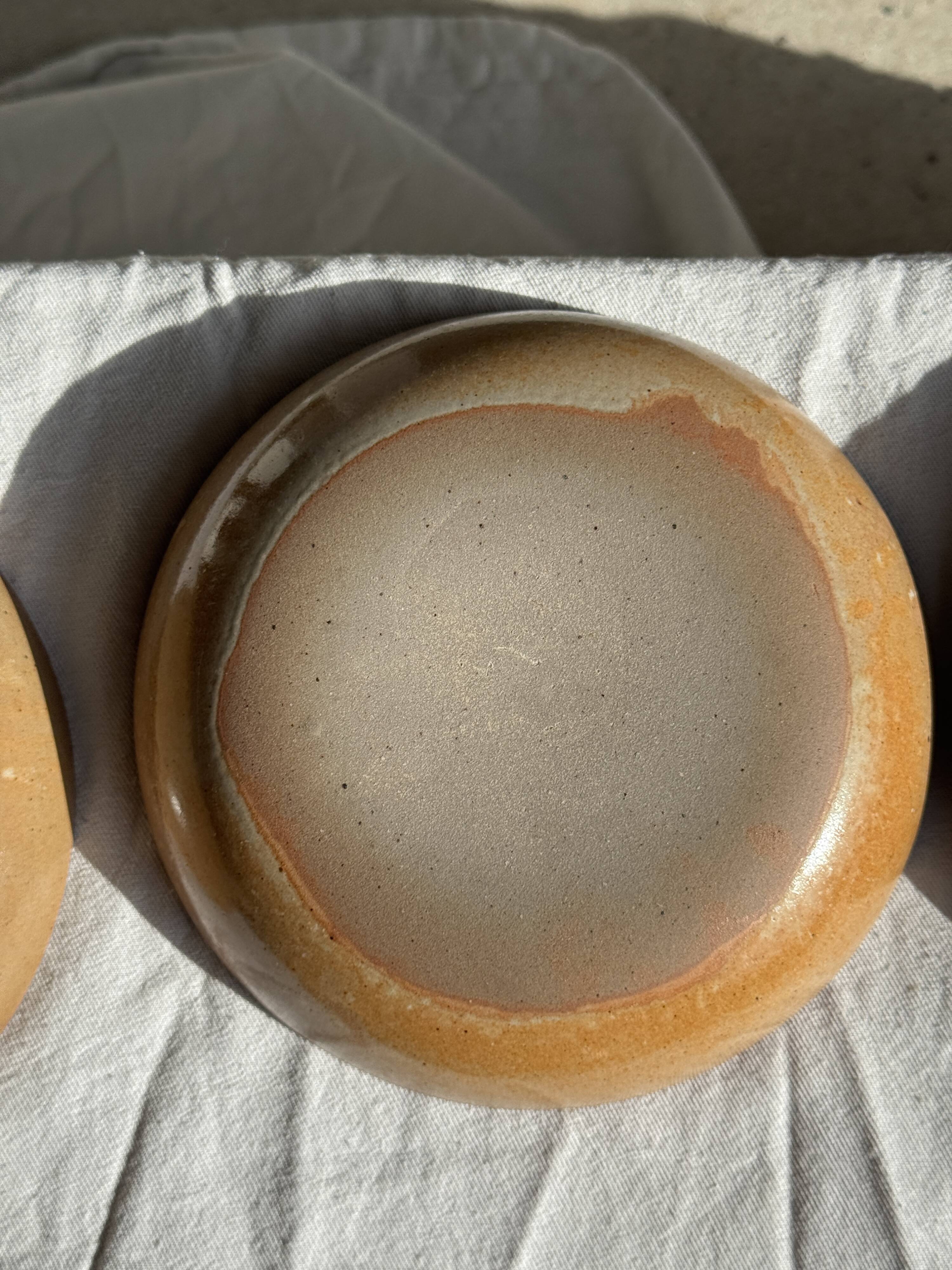 11 assiettes creuses artisanales vintage en grès mat