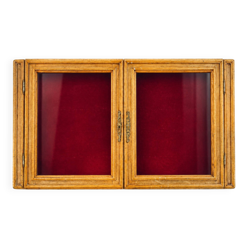 Vitrine murale vintage en bois mouluré et verre – fond bordeaux