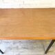 Bureau moderniste vintage 1960 en bois avec pieds en métal et 2 tiroirs
