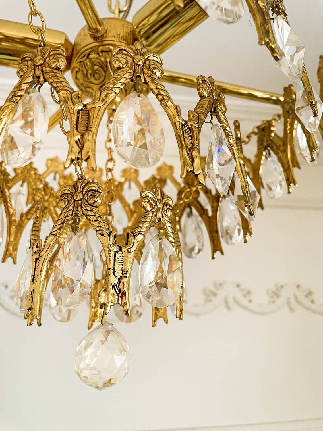 Lustre vintage en laiton doré avec des pampilles en cristal.