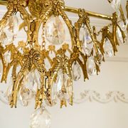 Lustre vintage en laiton doré avec des pampilles en cristal.