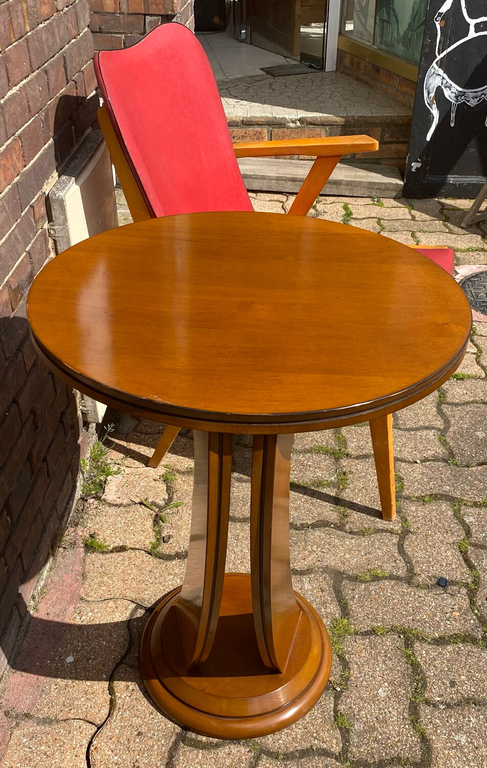 Pedestal art deco table