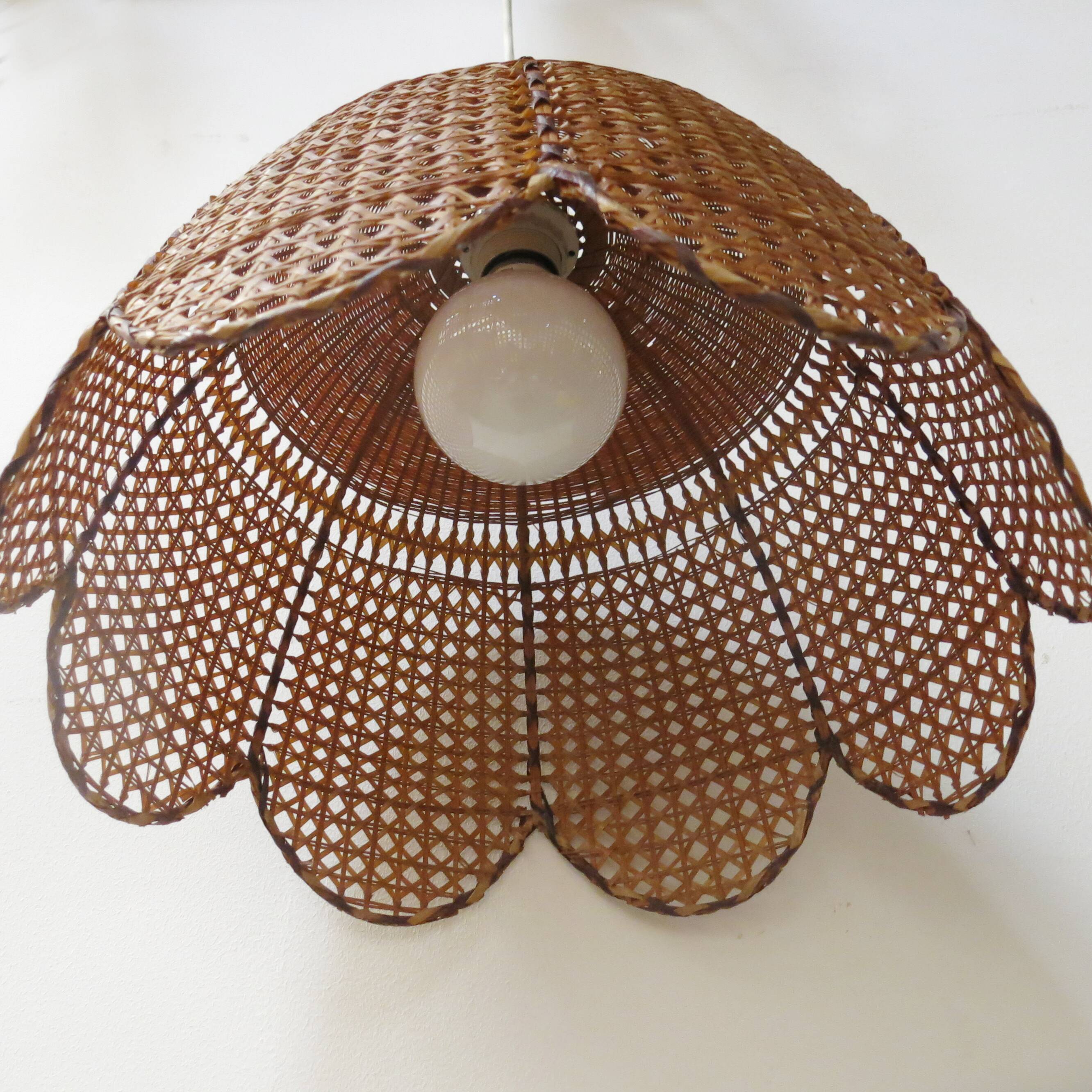 Hanging lamp in rattan and cannage