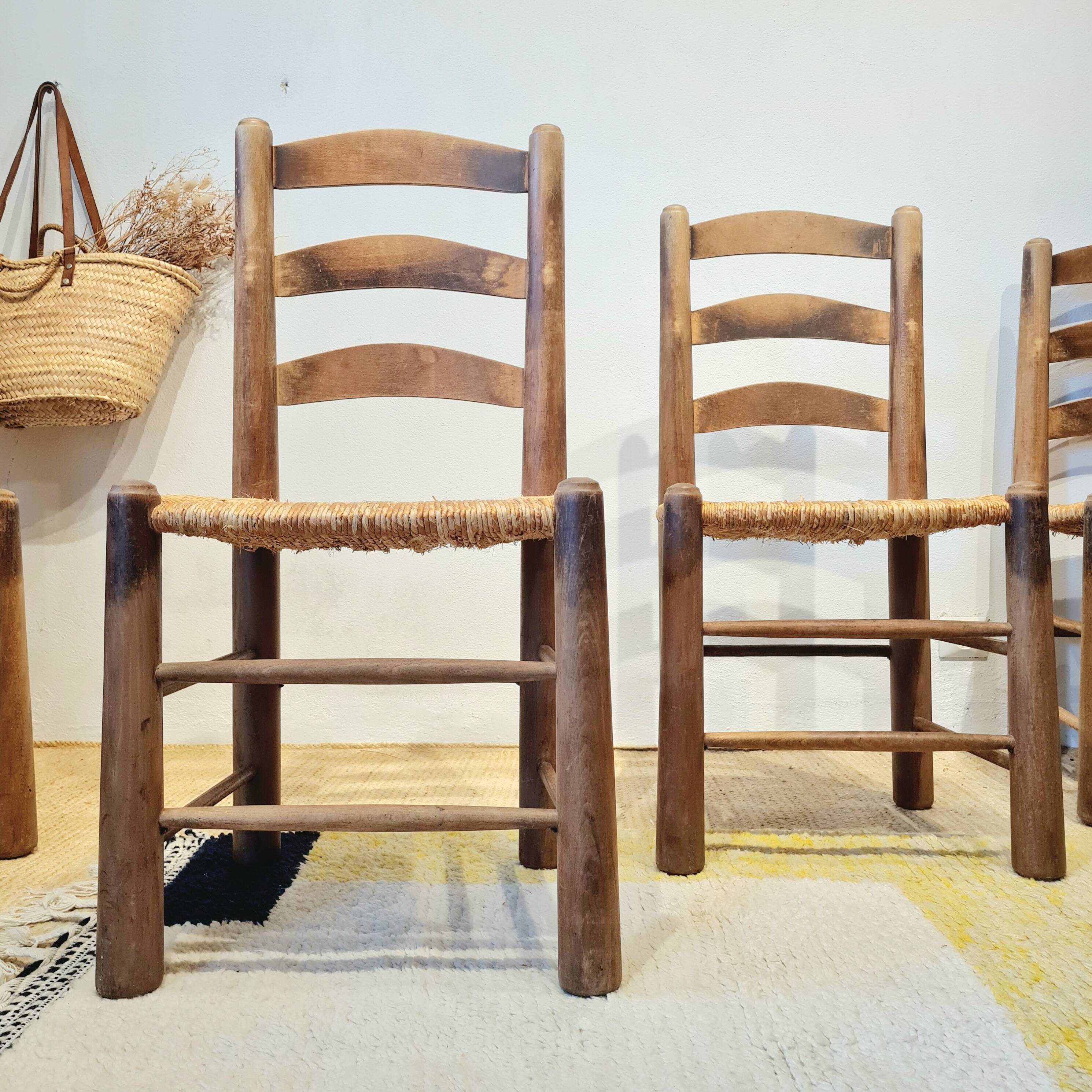 Chaises brutalistes en bois et paille de George Robert
