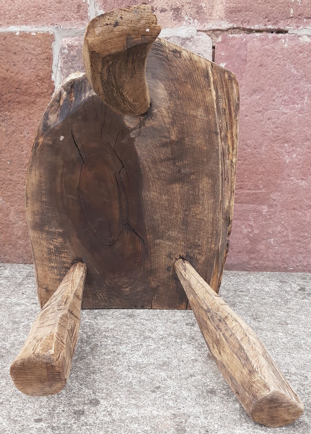 Brutalist coffee table in solid wood, tripod. (Popular art)