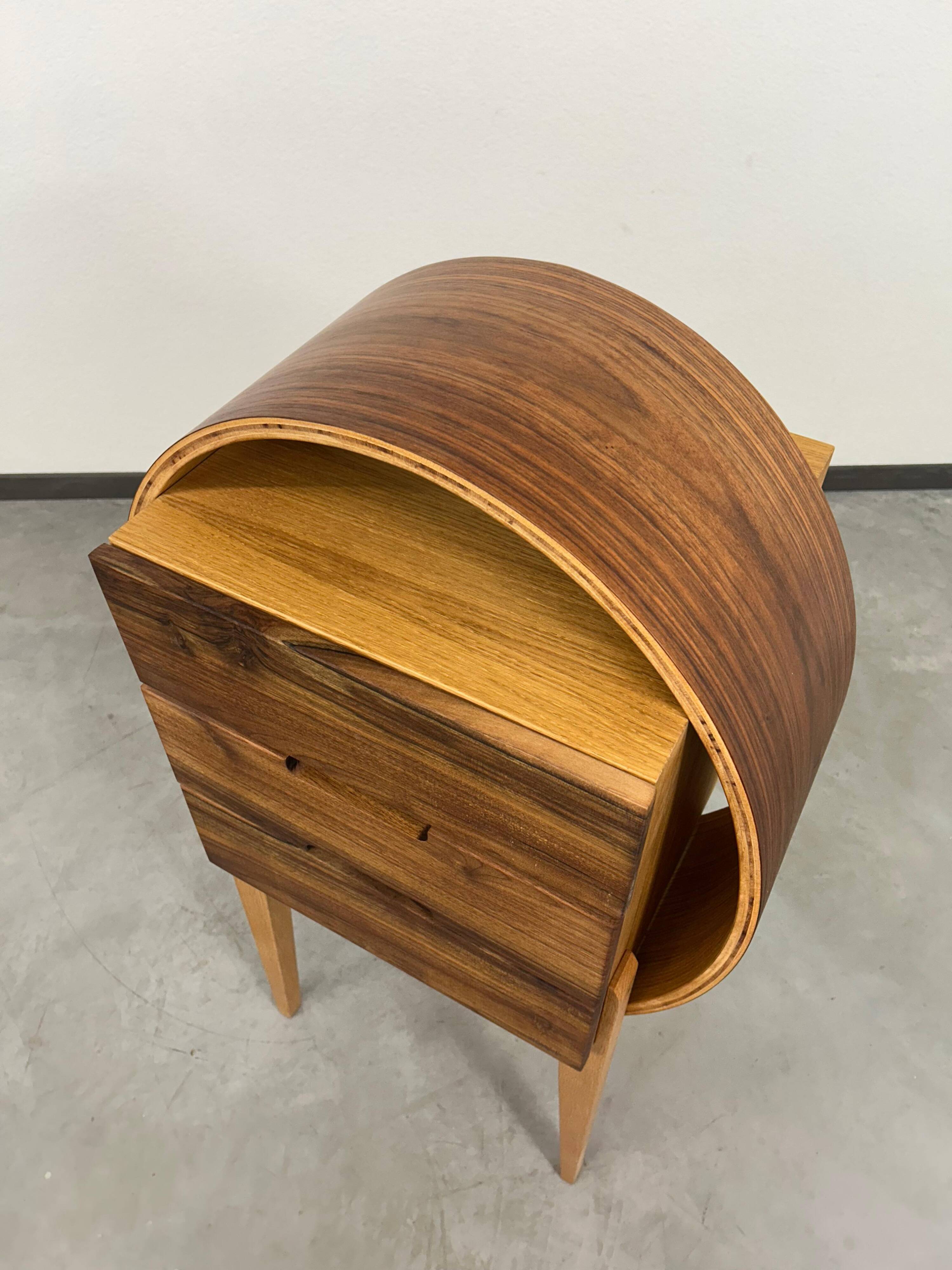 Commode ovale en bois cintré par Kreatippcci Studio