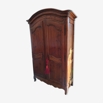 Armoire ancienne de style Louis XlV avec vrai chapeau de gendarme. Bon état.