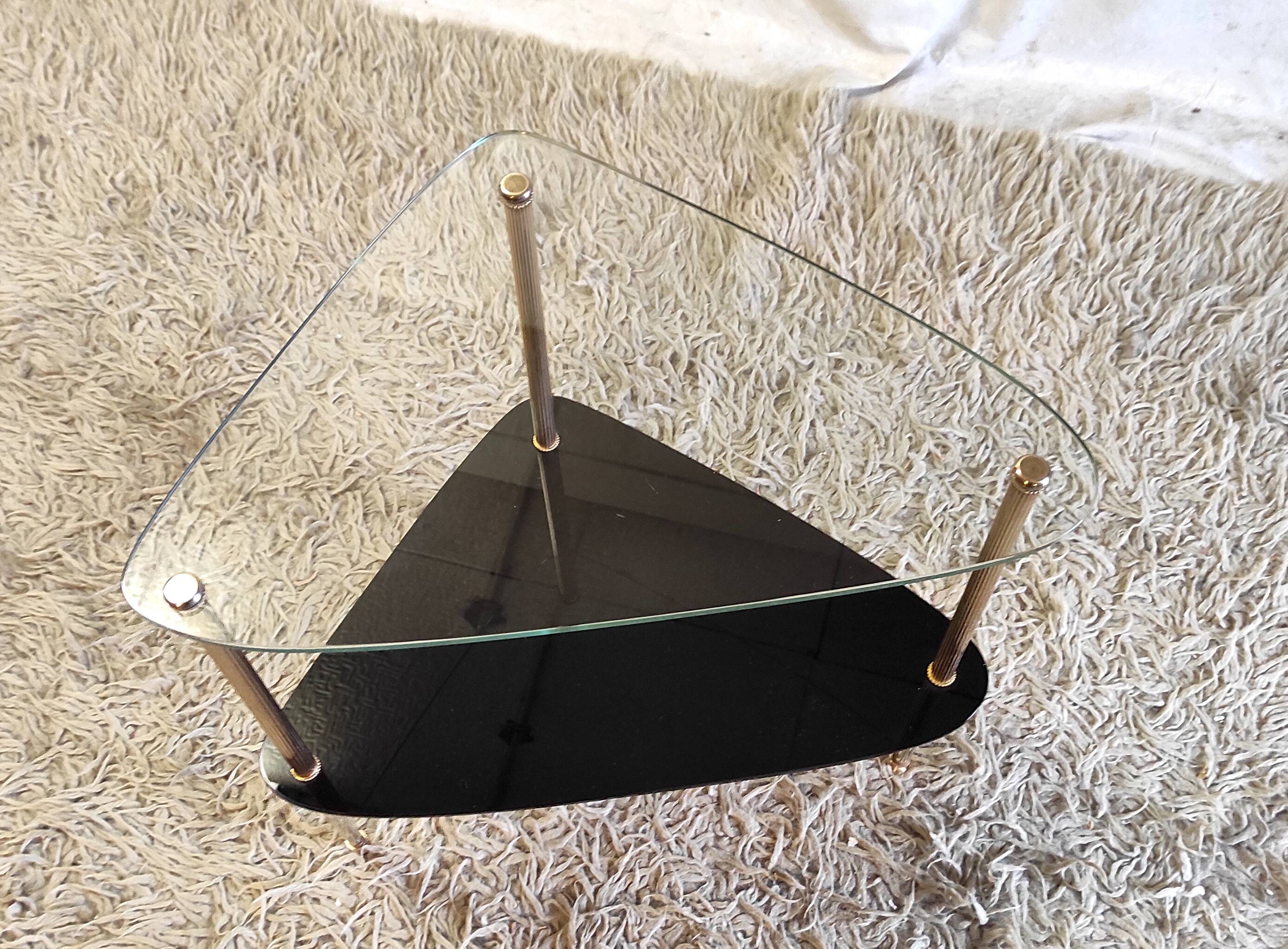Table d'appoint tripode en laiton doré et verre - années 50/60