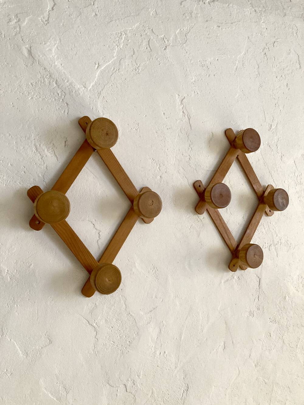 Paire de porte-manteaux accordéon en bois